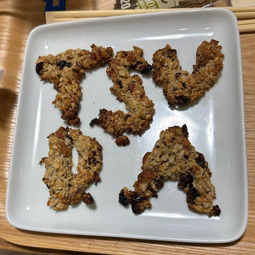 津田大介のインスタグラム：「ホームパーティーに行ったらおいわいのクッキーがあった。ありがとー🙏」