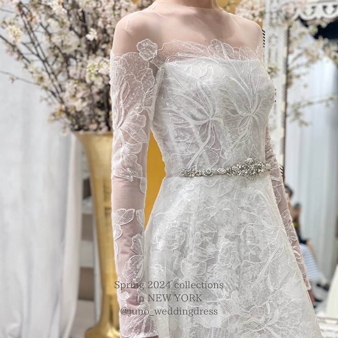 JUNOのインスタグラム：「@reemacrawedding   レバノンのベイルート出身の デザイナーReem Acraは 世界最高峰と言えるウェディングドレスデザイナー。  息をのむほど美しくて繊細な レース使いに目を奪われます。  アイコニックなボウやフラワーモチーフも 今回のコレクションで さらにモダンに昇華されていました。  JUNOでバイイングしたドレスの到着は 今冬を予定しています。　 ぜひお楽しみに🕊  #junowedding #wedding #weddingdress #weddinggown #nybfw2024 #newyorkbridalfashionweek」