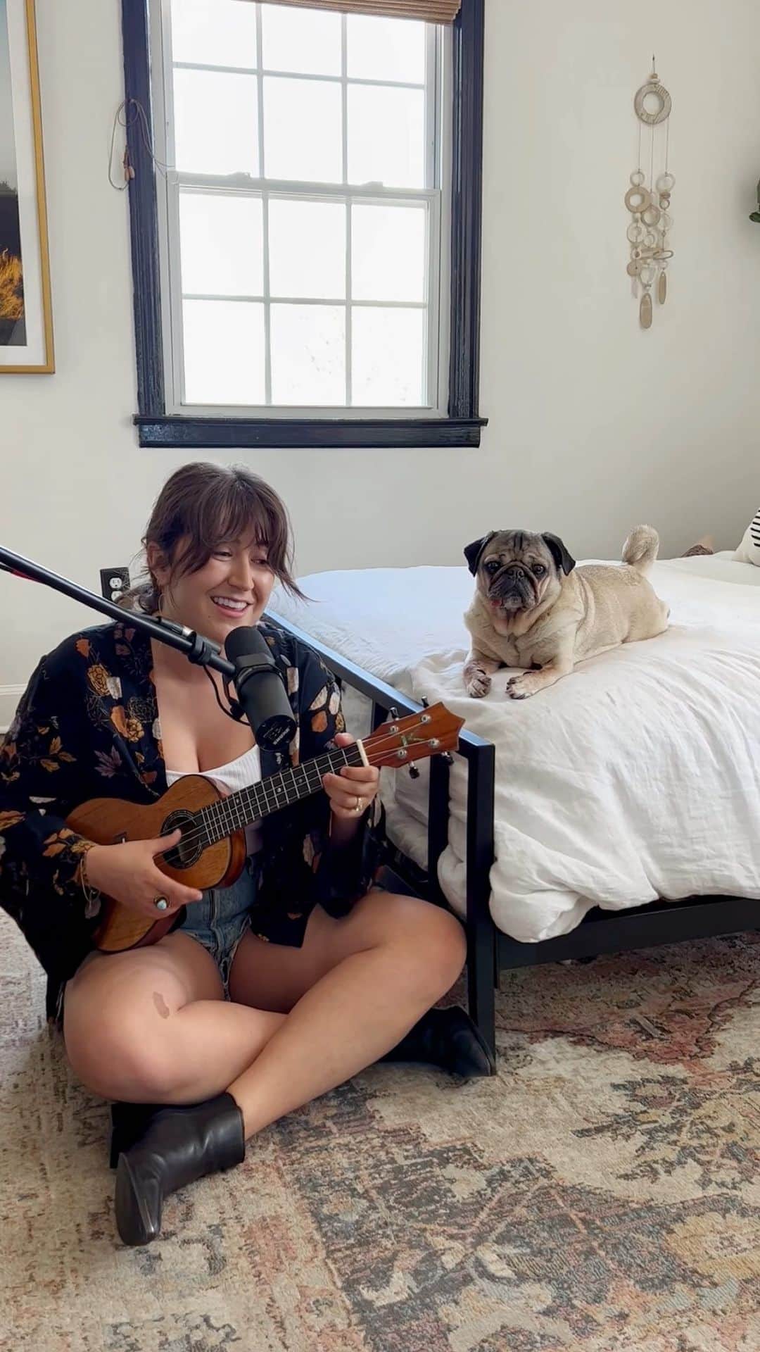 itsdougthepugのインスタグラム：「I’ve been afraid of changin’, ‘cause I built my life around you…all dogs get older, I’m getting older too 😭💔 This song has always made me cry but with a simple lyric change it hits home even more.   #landslide #songformydog #dougthepug #acousticcovers #dogsofinstagram」