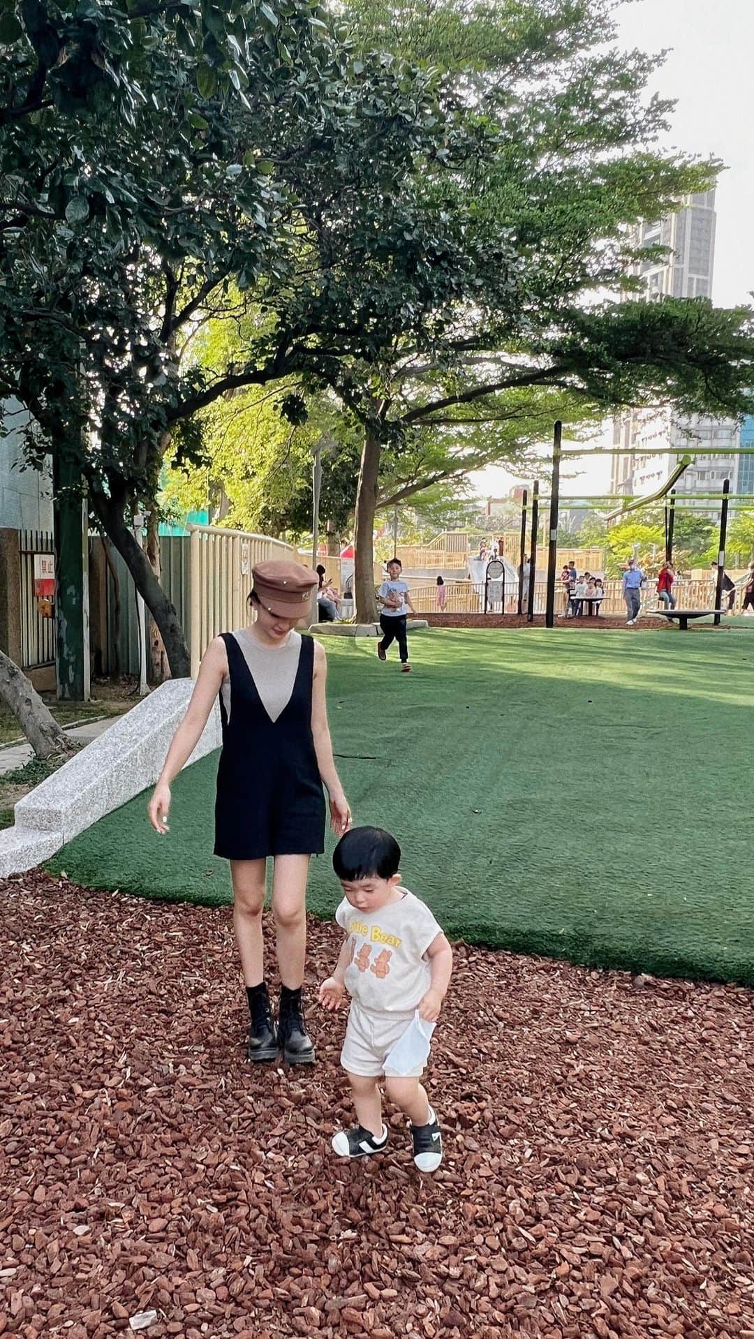 Kerinaのインスタグラム：「相約遛小孩一起被放電的週日🫶🏻」