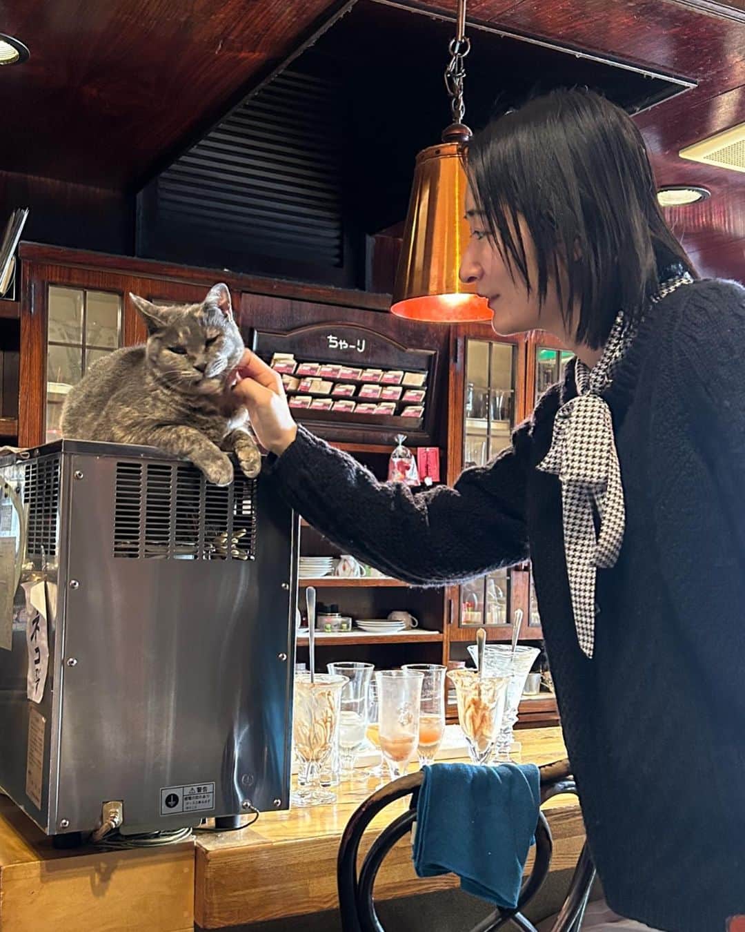 アイナ・ジ・エンドさんのインスタグラム写真 - (アイナ・ジ・エンドInstagram)「🐈‍⬛☕️ ⁡ ツアー北海道の移動日に リンリンと釧路の喫茶店🐈  北海道にまた好きが一つ増えました」4月17日 0時23分 - ainatheend_official