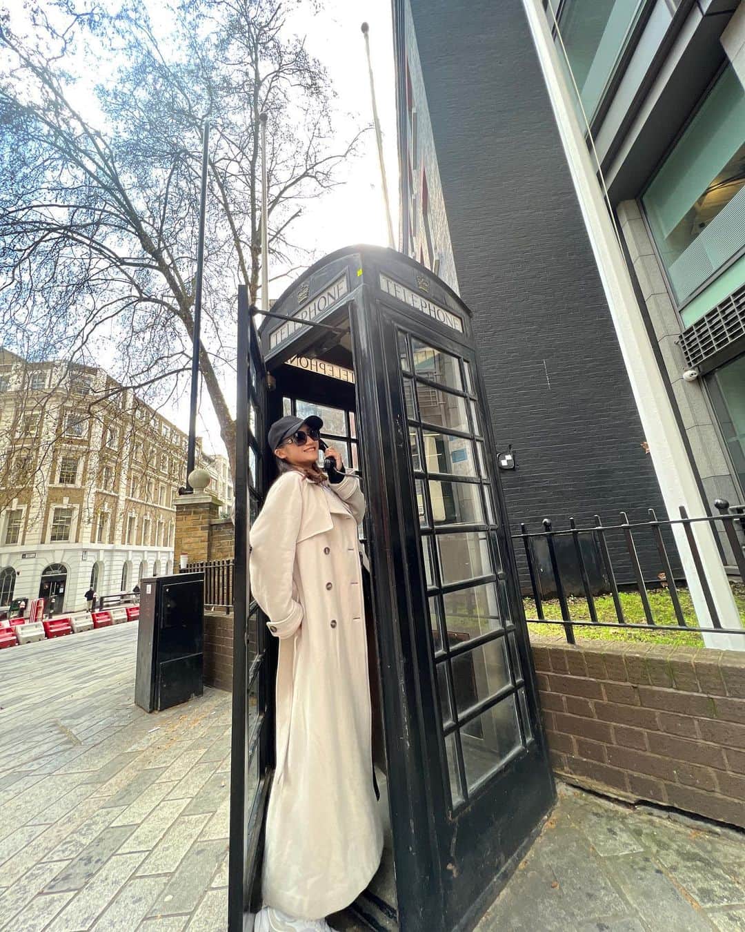 CANAのインスタグラム：「. . . . London🇬🇧. . . . どこにでも電話ボックスあったけど. おしゃれだなぁ🫣. . . .」