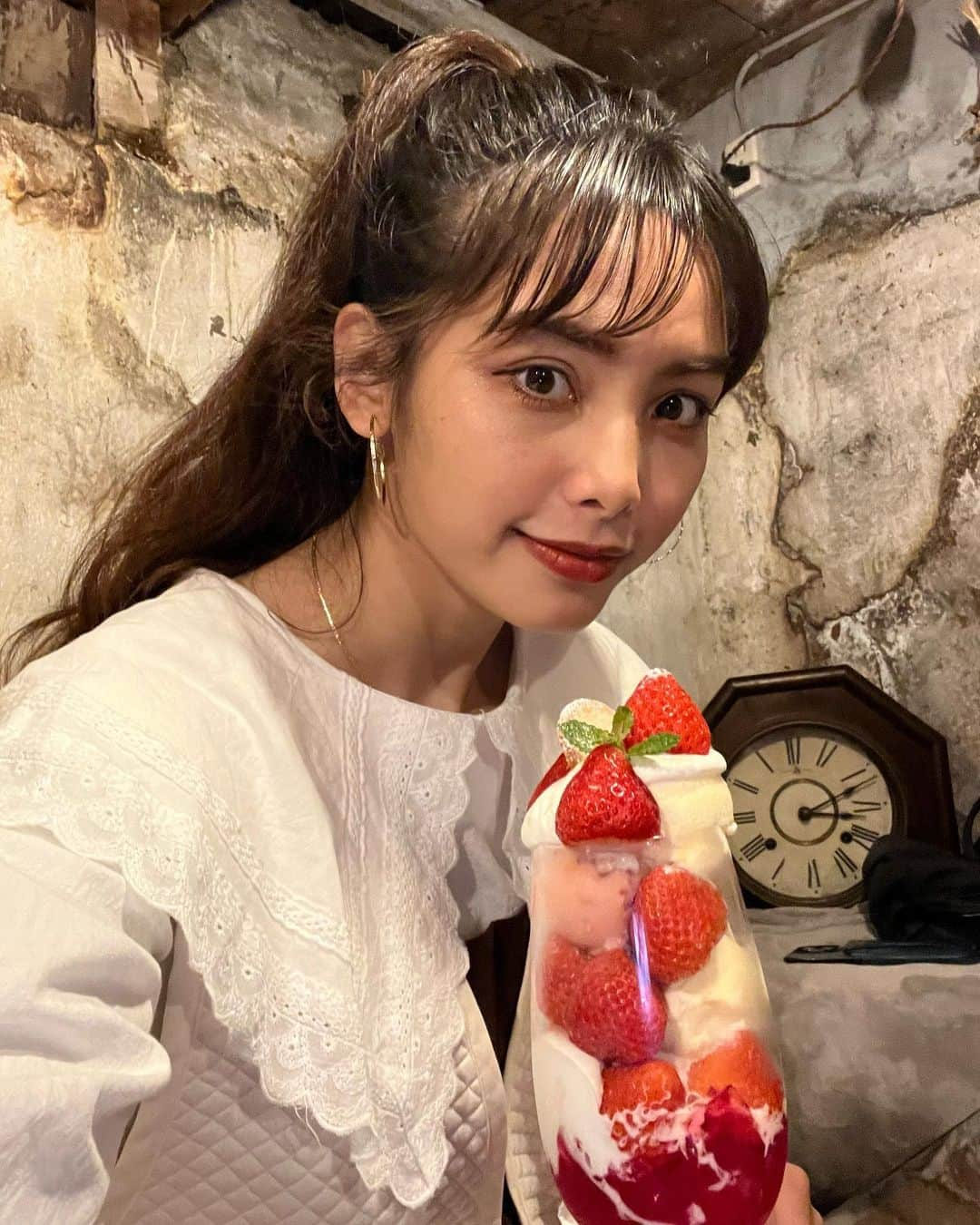 芦住彩來さんのインスタグラム写真 - (芦住彩來Instagram)「たまゆらん🍓🍹  映え苺パフェが食べたくて 探したらレトロなカフェ見つけたよ☕️  実はここ、カフェの下に 100年以上前からある 防空壕があってその中なの👀✨  すごいよね😌✨  初めて食べたパブロバという メレンゲスイーツも 美味しくて旦那が感動してた！笑  帰る時作り方も 教えてもらってたよ😂  京都ならではの 映えスイーツ×レトロを 味わいたい方はぜひ行ってみてね🥀  第3土曜日は 猫の譲渡会もしてるみたい🐈‍⬛🫶   @kyoto_tamayuran  #イチゴパフェ #フルーツパフェ #果物パフェ #京都市カフェ #パブロバ #防空壕カフェ #町家カフェ #看板猫がいるお店 PR」4月17日 0時31分 - i._am_sarah