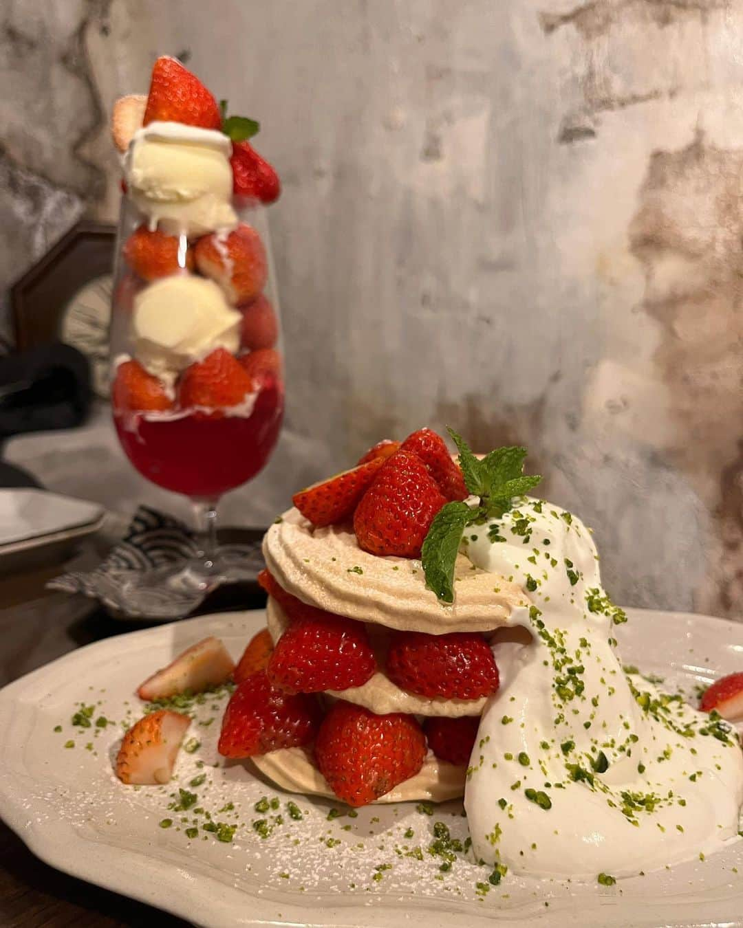 芦住彩來さんのインスタグラム写真 - (芦住彩來Instagram)「たまゆらん🍓🍹  映え苺パフェが食べたくて 探したらレトロなカフェ見つけたよ☕️  実はここ、カフェの下に 100年以上前からある 防空壕があってその中なの👀✨  すごいよね😌✨  初めて食べたパブロバという メレンゲスイーツも 美味しくて旦那が感動してた！笑  帰る時作り方も 教えてもらってたよ😂  京都ならではの 映えスイーツ×レトロを 味わいたい方はぜひ行ってみてね🥀  第3土曜日は 猫の譲渡会もしてるみたい🐈‍⬛🫶   @kyoto_tamayuran  #イチゴパフェ #フルーツパフェ #果物パフェ #京都市カフェ #パブロバ #防空壕カフェ #町家カフェ #看板猫がいるお店 PR」4月17日 0時31分 - i._am_sarah