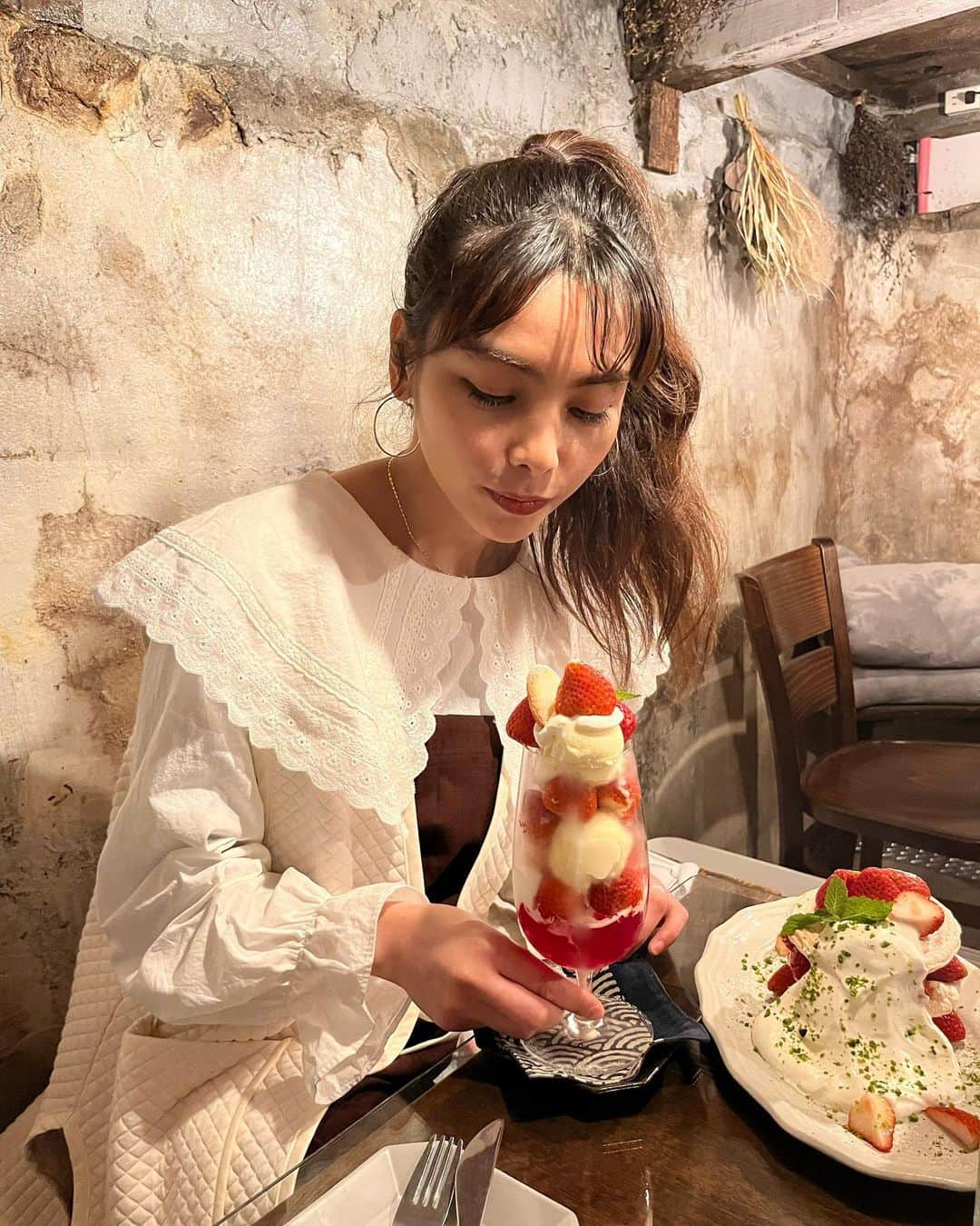 芦住彩來さんのインスタグラム写真 - (芦住彩來Instagram)「たまゆらん🍓🍹  映え苺パフェが食べたくて 探したらレトロなカフェ見つけたよ☕️  実はここ、カフェの下に 100年以上前からある 防空壕があってその中なの👀✨  すごいよね😌✨  初めて食べたパブロバという メレンゲスイーツも 美味しくて旦那が感動してた！笑  帰る時作り方も 教えてもらってたよ😂  京都ならではの 映えスイーツ×レトロを 味わいたい方はぜひ行ってみてね🥀  第3土曜日は 猫の譲渡会もしてるみたい🐈‍⬛🫶   @kyoto_tamayuran  #イチゴパフェ #フルーツパフェ #果物パフェ #京都市カフェ #パブロバ #防空壕カフェ #町家カフェ #看板猫がいるお店 PR」4月17日 0時31分 - i._am_sarah