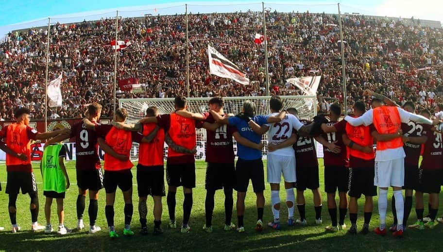 のインスタグラム：「Ci tengo a precisare che le parole dette in conferenza dopo il match contro il Benevento, sono in riferimento al movimento del calcio in Italia. Sono grato alla nostra gente e sono orgoglioso di far parte della Reggina.. La mia passione, il mio carattere, la mia posizione mi obbligano a dire e pensare certe cose, ma non dubitate mai della mia professionalità, del mio amore verso tutte quelle persone che tutti i giorni mi sostengono anche attraverso qualche critica che comunque aiuta sempre e mi danno la carica per fare il mio lavoro nel migliori dei modi 💪🏼  Stiamo lottando, tutti insieme, per provare a scrivere un pezzo di storia e se tornassimo indietro di qualche mese avremmo firmato con il sangue per essere dove siamo.. Sono al primo dei tre anni di contratto che mi tiene legato alla Reggina e vi do la mia parola che io ed i miei ragazzi proveremo con tutte le nostre forze a regalarci il sogno. Mollare non fa parte del nostro carattere. Quindi crediamoci 💪🏻  Amo la nostra gente perchè non ci lascia mai e non lo ha fatto nemmeno nei periodi bui quindi venerdì riempiamo il nostro Granillo!!! C’è bisogno di tutti per continuare nel nostro percorso🇱🇻  #amarantoalénontifoperglisquadronitifoperte」