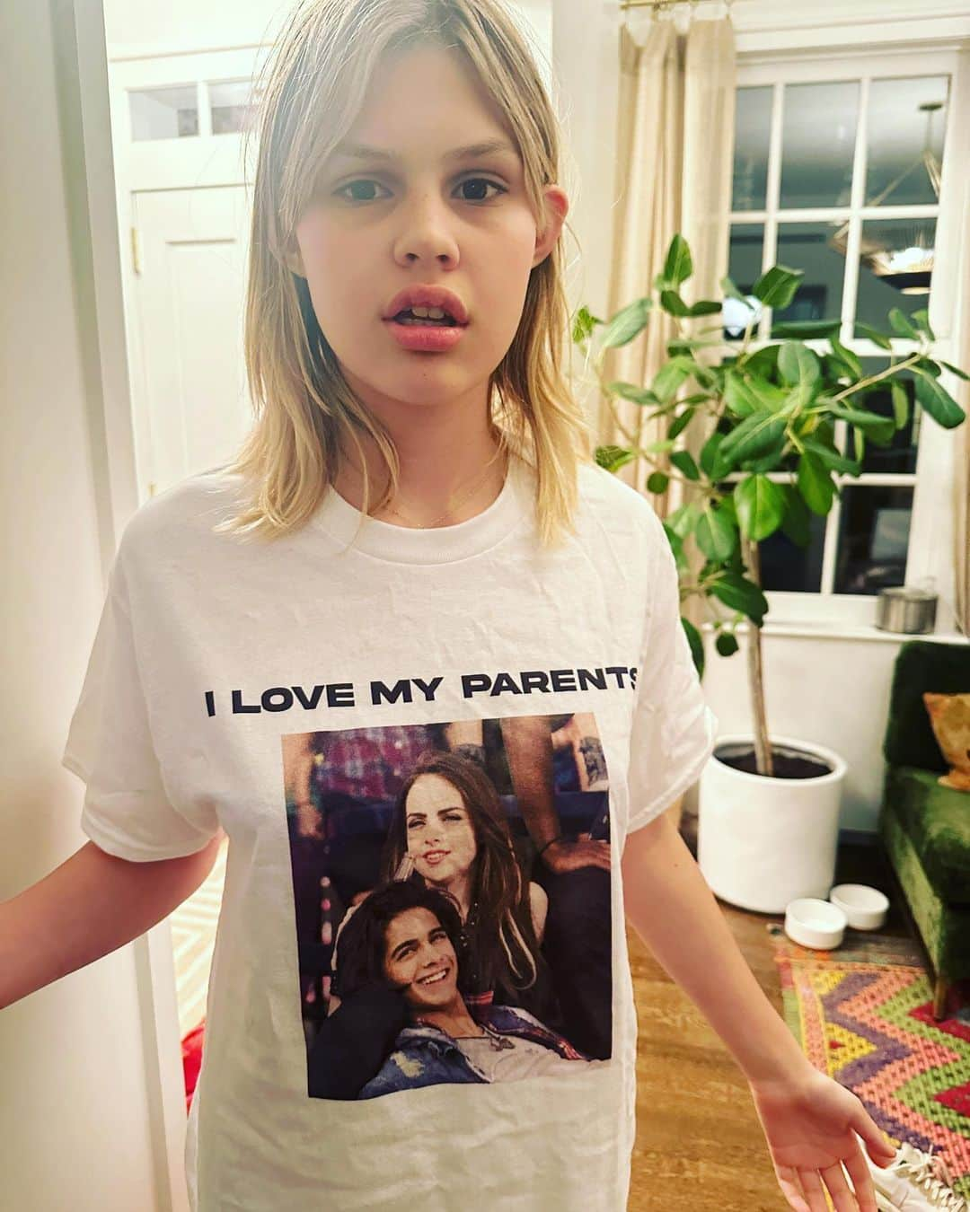 ビジー・フィリップスさんのインスタグラム写真 - (ビジー・フィリップスInstagram)「Birdie bought a new t-shirt. I have no words. 😂❤️👏  @lizgillz @jogia @mattbennett #victorious」4月17日 0時50分 - busyphilipps