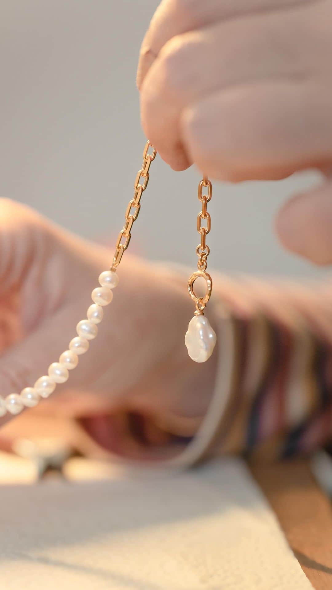 ダウアー&ホールのインスタグラム：「Behind the scenes: Our Pearl necklaces being hand beaded in our London workshop by our very talented jewellers.   #handmadeinlondon #freshwaterpearls」