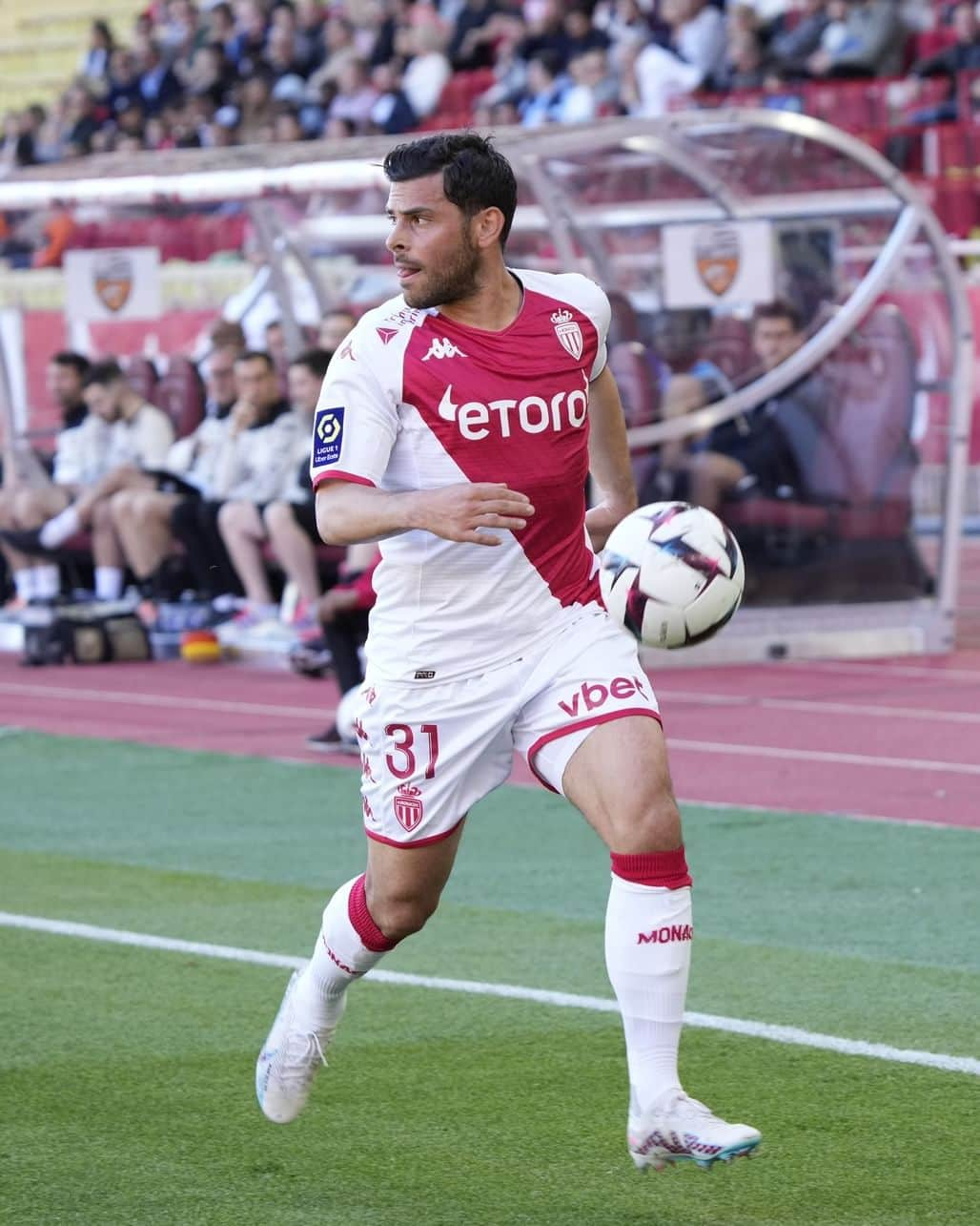 ASモナコのインスタグラム：「Mi-temps ⏸️✊  Au terme d'une première période aboutie, nos Rouge & Blanc rentrent aux vestiaires avec une avance de deux buts.  ⏸️ 2-0 #ASMFCL」