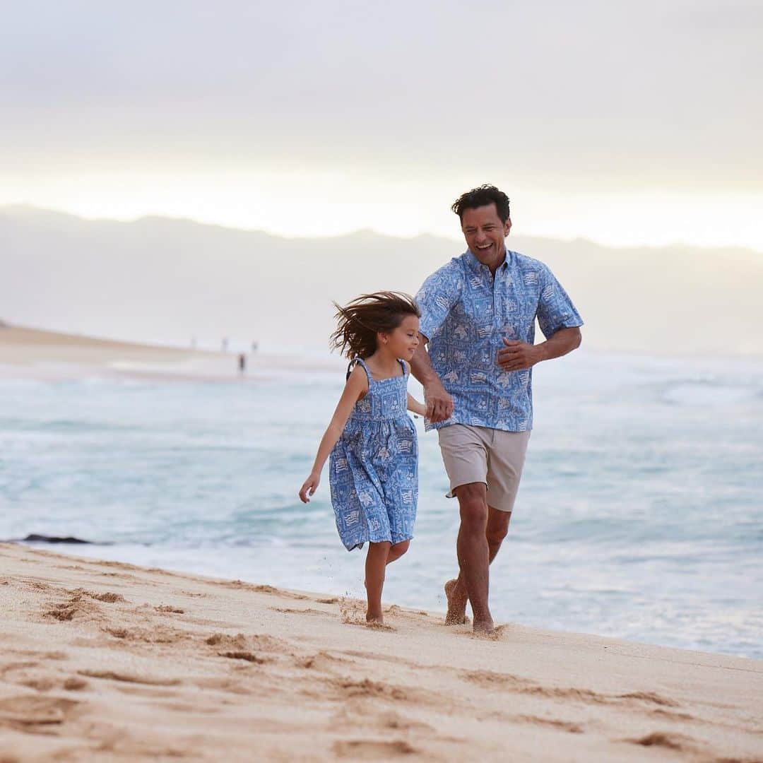 のインスタグラム：「We’re continuing to celebrate Lahaina Sailor Day all weekend.  If you’re in Hawaii, stop by one of our stores wearing the print and receive a free bucket hat (while supplies last).」