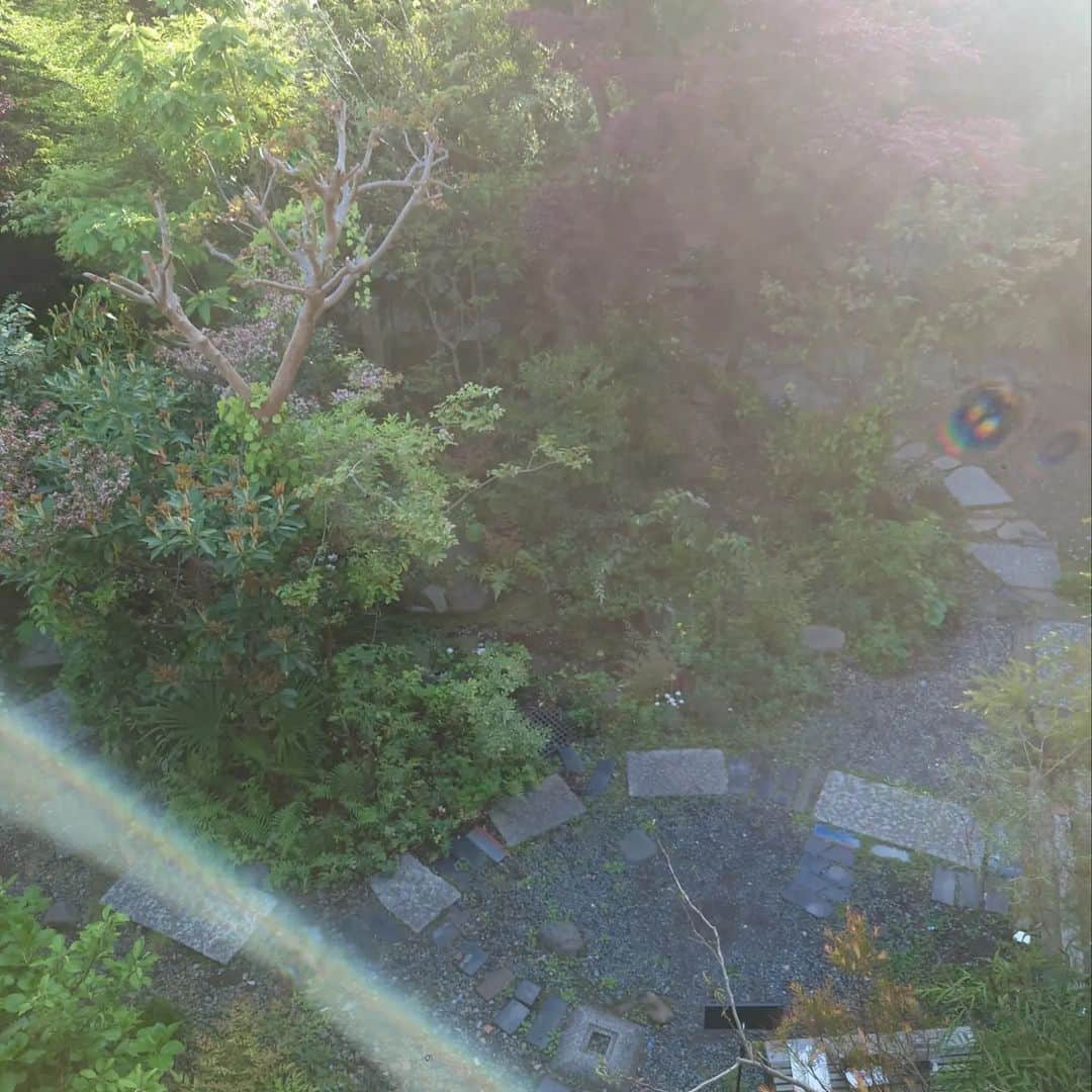 Enseさんのインスタグラム写真 - (EnseInstagram)「神奈川県鎌倉の 「くるくる」さんにて  『 出張Ense in kanagawa 』  3日間が終了致しました。 ドタバタとゆったりが混ざり合う様な 不思議な3日間（笑）  沢山の皆様にお越し頂け ご予約下さっていた方々 また、神奈川にEnseが来る！と 楽しみにお越し下さった方、 偶然ふらりと見つけて下さった方 と、本当に沢山の方々とお会い出来 お話しをして、Enseのアイテム達を 実際に触れ、ご覧頂けた事、 とても嬉しく！幸せな3日間。。  混み合うお時間もあり ゆっくりお話しが出来なかった方も ご対応が至らない事があったり バタバタしたりアタフタしたり 皆様に逆にフォロー頂けたり お気遣い下さったり、、 感謝ながら 申し訳ない事もございました。。  久しぶりにお会い出来た方、 Enseをお持ちいただいていても 初めてお会い出来た方、 初めてEnseに触れて下さる方。。  鎌倉もとても良いところで またゆっくり行ってみたい、 そして今回お借りした場所 「くるくる」さんも 本当に素敵なところで。。  細道を入り、 門をくぐると不思議な空間 風情と雰囲気 お庭と趣きのある家屋に 一つ一つが面白く、格好良さや 遊び心満載な内装や家具、小物 まだまだこちらで延長Enseを していたくなりました。  お越しくださった皆様からも 楽しいお話し、 とても沢山の嬉しいお声を頂け、 今回の出張Enseが出来た事 感謝の気持ちでいっぱいです。  皆様と一緒に作れた 3日間のEnse Shop  お越し下さいました皆様 お世話になりましたくるくるさん お土産準備にご協力下さった傳増尾商店さん、 沢山のEnse詰め込んだ荷物、 開催にご協力下さいました皆様 応援下さいました皆様 出会いました皆様  特別な時、貴重な時となりました ありがとうございました  これからも お会いした皆様に良かったと 思っていただけるよう 京都・奈良に戻り またEnseやってまいります。  感謝 これからもどうぞ 宜しくお願い申し上げます。  #Ense#ense #アンサ #奈良#京都 #なら町 #京都三条 #柳馬場 #古都　 #お土産 #砂糖傳増尾商店 #金平糖 #bag#鞄 #Jewelry #Bridal#orderring #wallet#財布 #leather#革 #洋服#wear #出張Ense #神奈川県 #鎌倉 #鎌倉くるくる #思い出 #皆様に感謝」4月17日 1時05分 - ense.jp