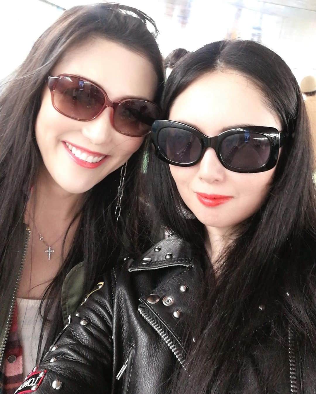のインスタグラム：「今度はお揃いのサングラス🕶買おうね^ - ^  久しぶりに中華を食べた🥟 ランチは台湾料理 夜は中華 タピオカ🧋も飲んだよ  #池袋グルメ #アーティスト #鮎川陽子展 #池袋永利 #台湾料理🇹🇼 #鮎川陽子ちゃん #三茶一生  #三茶一生タピオカ」