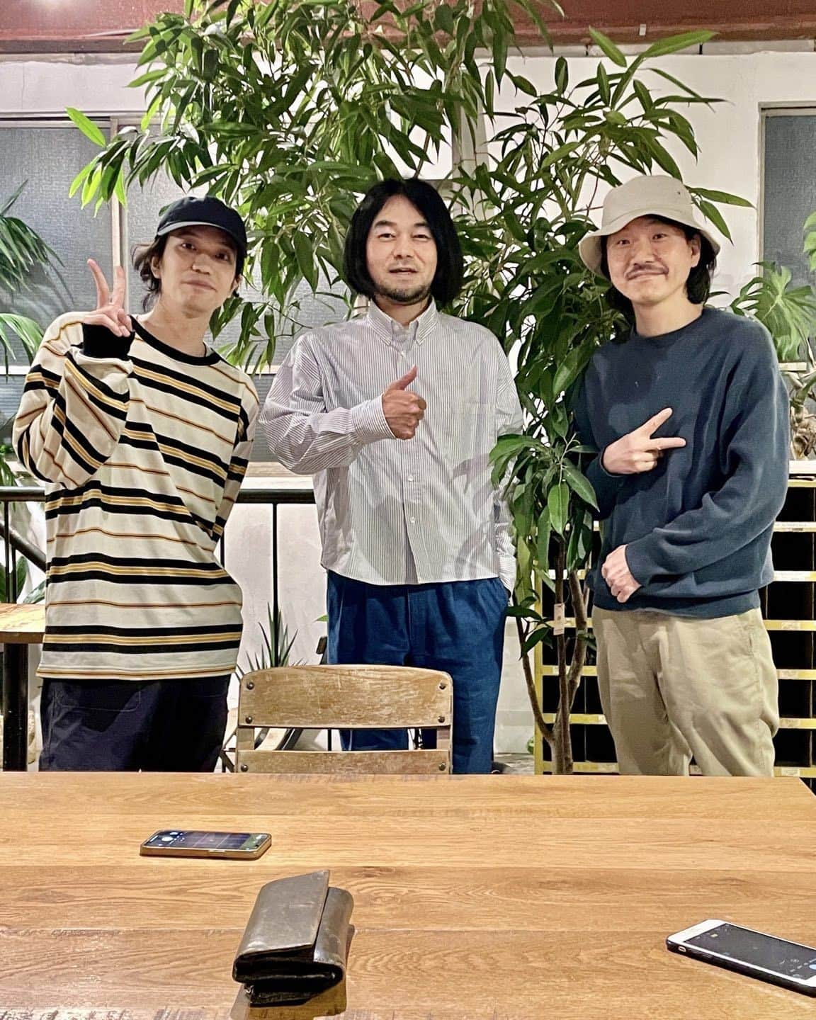 堀込泰行さんのインスタグラム写真 - (堀込泰行Instagram)「. YUKUIDO「WOOD SHOP SESSIONS」楽しませて頂きました！工房の響きの中での演奏、シンリズム君とのセッション。そして何より皆さまの盛り上がり！  楽しい1日をありがとうございました！！  写真は終演後、シンリズム君と主催の稲垣さんと。打ち上げにて音楽の話を徒然なるままに。 本番終了後もこんなに楽しいひとときになるとは😊  またあるといいな♫  #シンリズム #muser #YUKUIDO」4月17日 1時19分 - yasuyuki_horigome