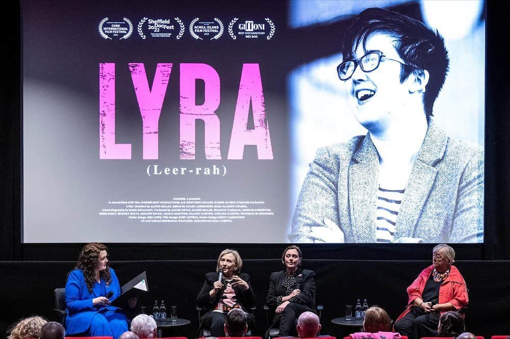 ヒラリー・クリントンさんのインスタグラム写真 - (ヒラリー・クリントンInstagram)「What a joy to join a special screening of "Lyra" this weekend in Belfast. More people should know about the life, death, and lasting legacy of journalist Lyra McKee. I'm grateful @hiddenlightproductions has been a part of sharing her story.⁣ ⁣ Photos: Christopher Dilts, @HardPinMedia⁣」4月17日 1時12分 - hillaryclinton