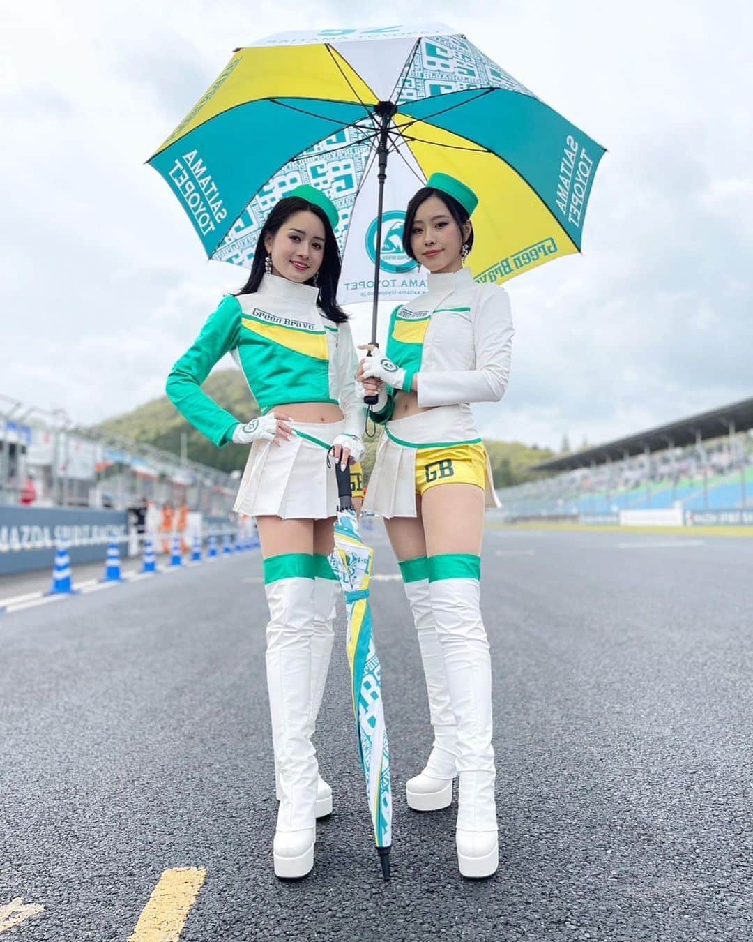 五十嵐みさのインスタグラム：「. SUPER GT開幕戦、 ２日間お疲れ様でした✨ . 悪天候でFCYやセーフティカー、赤旗中断が何度もあり、とてももどかしいレースでした。 そんな中、52号車は10番手スタートし、5位でチェッカーを受けました🏁 ポイントゲット✌️✨ 天気の変化が激しく荒れたレースの不安のなか、マシンやドライバーさんが無事でなにより良かったです👏 . 次戦はゴールデンウィークの富士💪 きっとたくさんの方々が応援に来てくれると思うので、今から楽しみです😎🍀 . #SUPERGT#スーパーgt#埼玉トヨペット#greenbrave#埼玉トヨペットサポーターズ#コスチューム#サーキット#モータースポーツ#52号車#grsupra#岡山国際サーキット#レース#レースクイーン#racequeen」