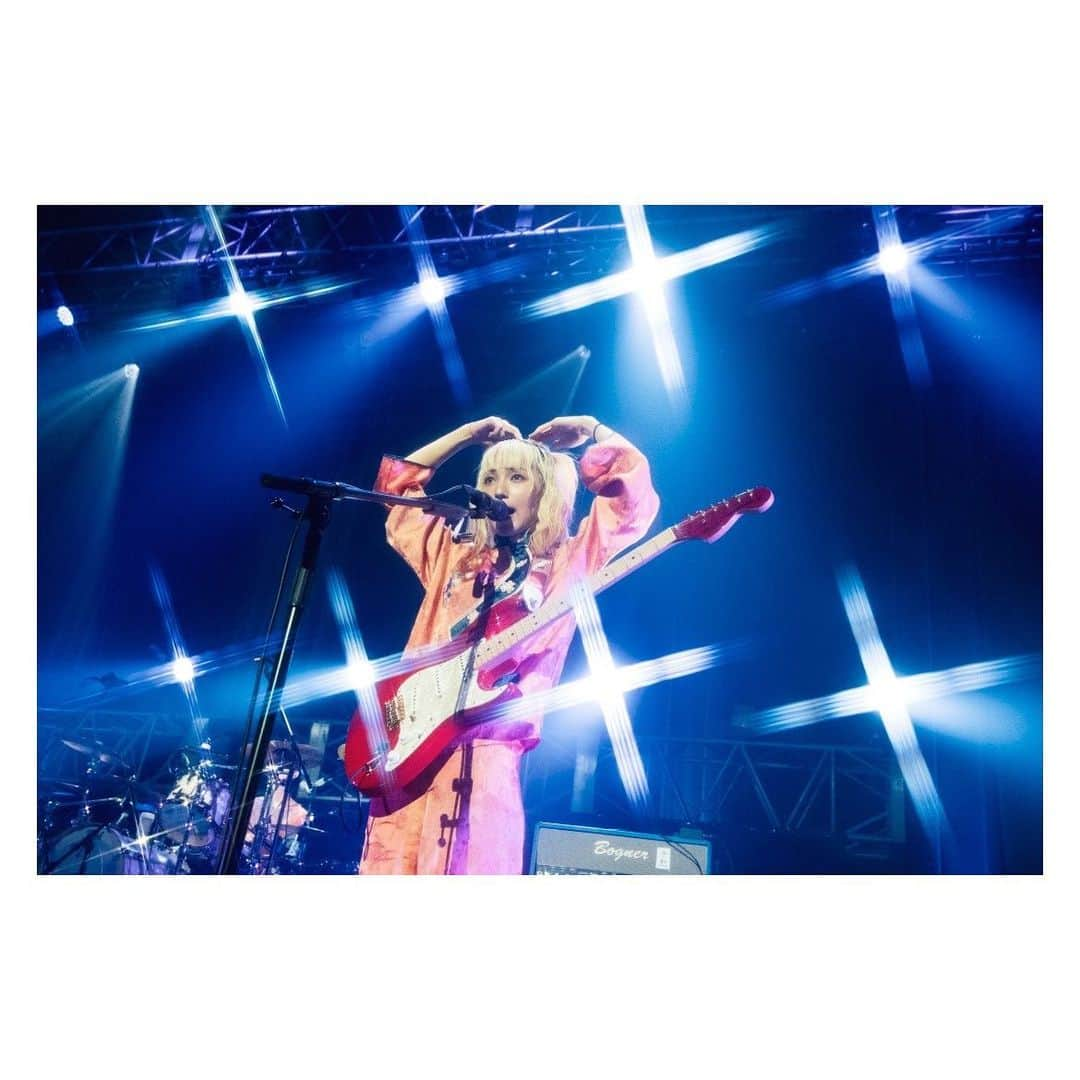 MAMIさんのインスタグラム写真 - (MAMIInstagram)「SCANDAL TOUR 2023「unlimited UTOPIA」@ 仙台GIGS . . ねええええええ😡😡⁉️⁉️⁉️⁉️⁉️⁉️⁉️⁉️ ﾁｮｯﾄ‼️‼️‼️‼️‼️‼️‼️‼️ 意味わからないくらい楽しくなかった⁉️⁉️⁉️⁉️⁉️⁉️💦💦💦💦💦 こんな夜あるの⁉️⁉️ってくらい最高だったんじゃないの⁉️⁉️⁉️🥵🥵🥵🥵💦💦💦💦💦💦 ｳﾞｫｫｵｲ‼️‼️💦💦💦💦びっくりしちｧｩ💦💦💦 だいぶイカれてる文章で申し訳ないけど、悶絶大興奮伝わる⁉️⁉️⁉️⁉️⁉️⁉️🥵🥵💕💕💕 (悶絶写真は5枚目をご覧ください。) 今でも思い出して大爆笑できるﾚｳﾞｪﾙで最高級LIVEだった😭😭😭😭😭😭極上😭😭😭😭😭😭 本当みんなありがとう😭😭😭💕💕💕 SCANDALワールドだょ😭😭💕💕💕💕💕 (4枚目はじゃんけん大会をしているわけではなく、ピックを投げた直後の形となっております。) . . このツアーどうかしてる😭😭😭爆笑 札幌も楽しみ😭😭😭💕💕💕💕 . . . 📸 @ninjajon」4月17日 1時14分 - mmts_dayo