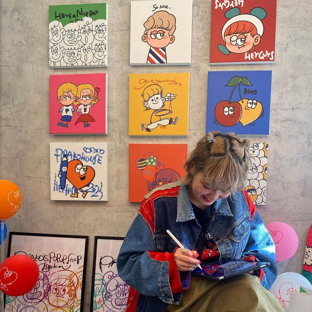 Pirakoのインスタグラム：「PIRAKO's POPUP STORE @t her.him 💇🏼‍♀️ オワリマシタ！超楽しかった！❣️  半年ぶりの似顔絵屋さん やっぱり楽しい皆さんとお話しするの大好き人間 沢山パワーいただけたのでピラコまた頑張れます😤🩵  素敵な美容室さんでやれてほんと嬉しかった… また髪の毛で沢山お世話になります🥲🫶  来てくださった方々本当にありがとうございました🫧😘 またどこかでお会いしましょう💘」
