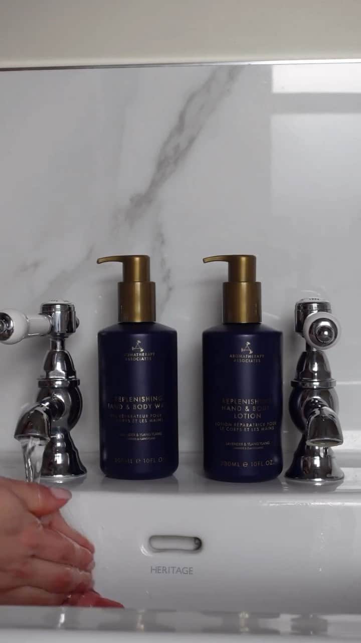 アロマセラピーアソシエイツのインスタグラム：「Bathroom essentials with our Balance Bathroom Collection 💙   #aromatherapyassociates #balanceblend #bathroom」