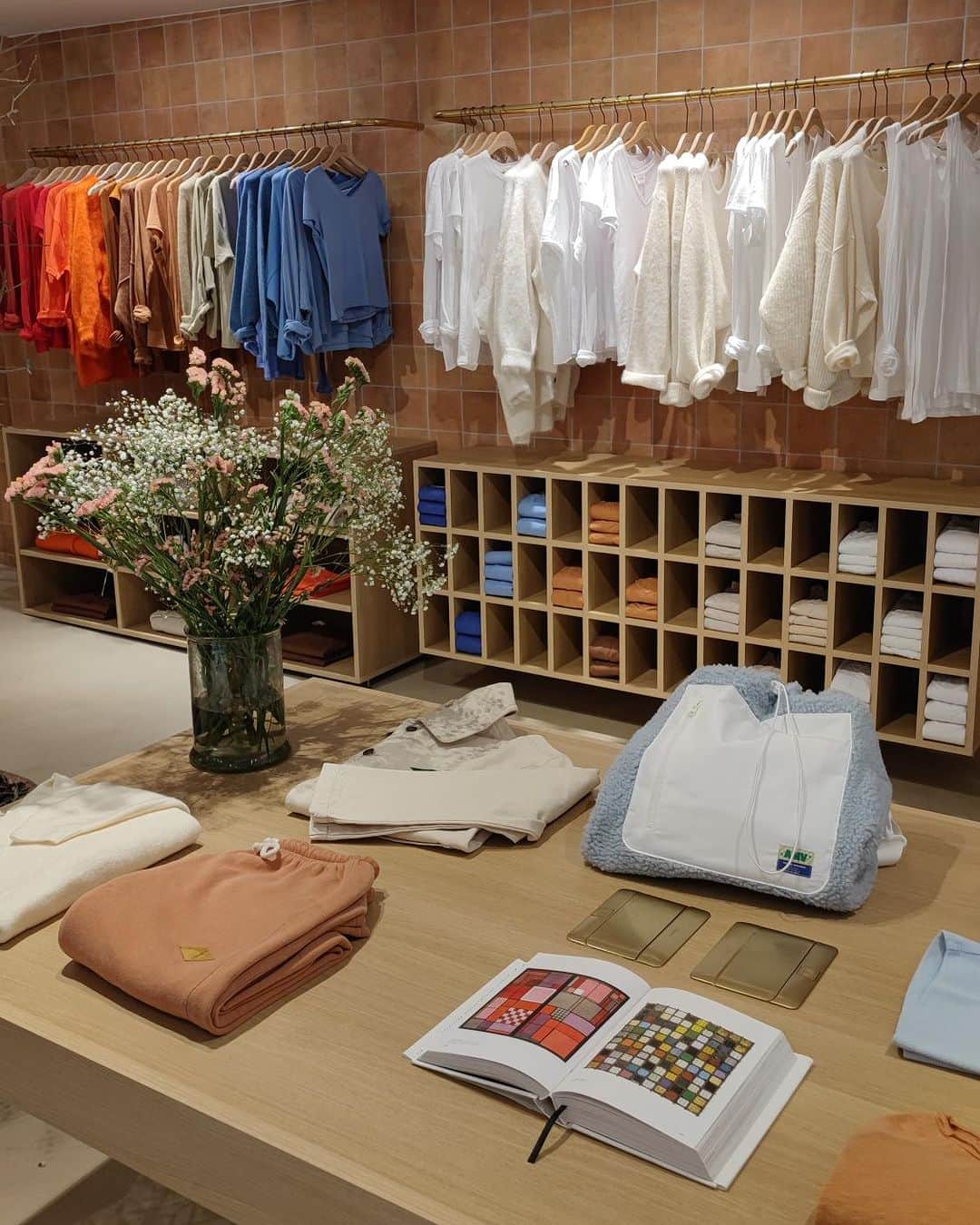 アメリカンビンテージのインスタグラム：「Our Women's store in Copenhagen is dressed in its finest spring color palette! Come have a coffe at Pilestræde 35, 1112 København ☕️🌷🇩🇰  #americanvintage #amvstore #copenhagen #spring」
