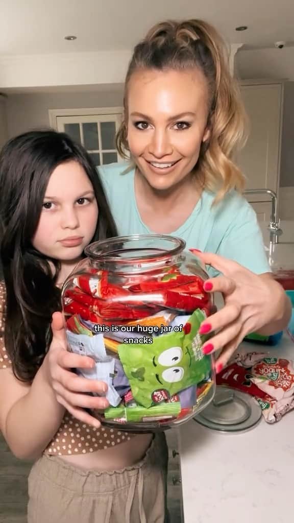 Anna Sacconeのインスタグラム：「Pack school snacks with us! 🍓🥐🍉🥨 #sacconejolys #annasaccone #schoolsnacks #momof4 #mumof4 #4kidsmama #mealprep #summerterm #momlife #mommyvlogger」