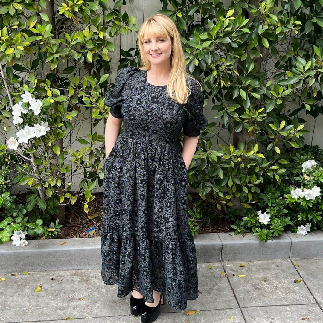 メリッサ・ラウシュのインスタグラム：「I put on a dress with pockets and had such a lovely time talking #NightCourt with some really wonderful people the other day. @nbc   ❤ and thanks to: Styling: @hayley_atkin_  Hair: @eddie_cook  Makeup: @tobyfleischman  Awesome dress with said pockets: @tedbaker  Non-manicured hand hideout: Dose Pockets!」