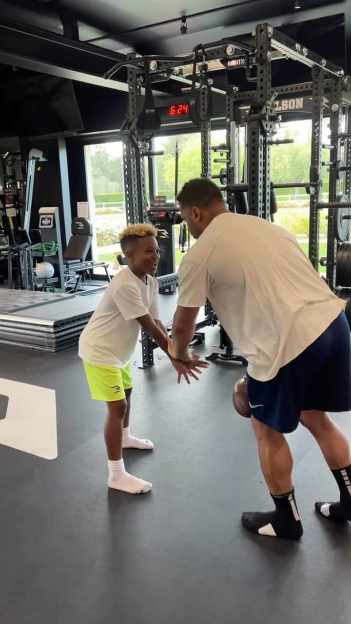 ラッセル・ウィルソンのインスタグラム：「One Handed? Too Easy! Future soon to be @NFL 1st Rounder & Yes Girls play Football too! Sienna loves her Sundays!」
