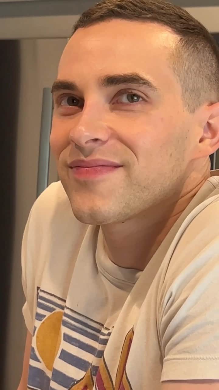 アダム・リッポンのインスタグラム：「Testing the trust 🤝🏻」