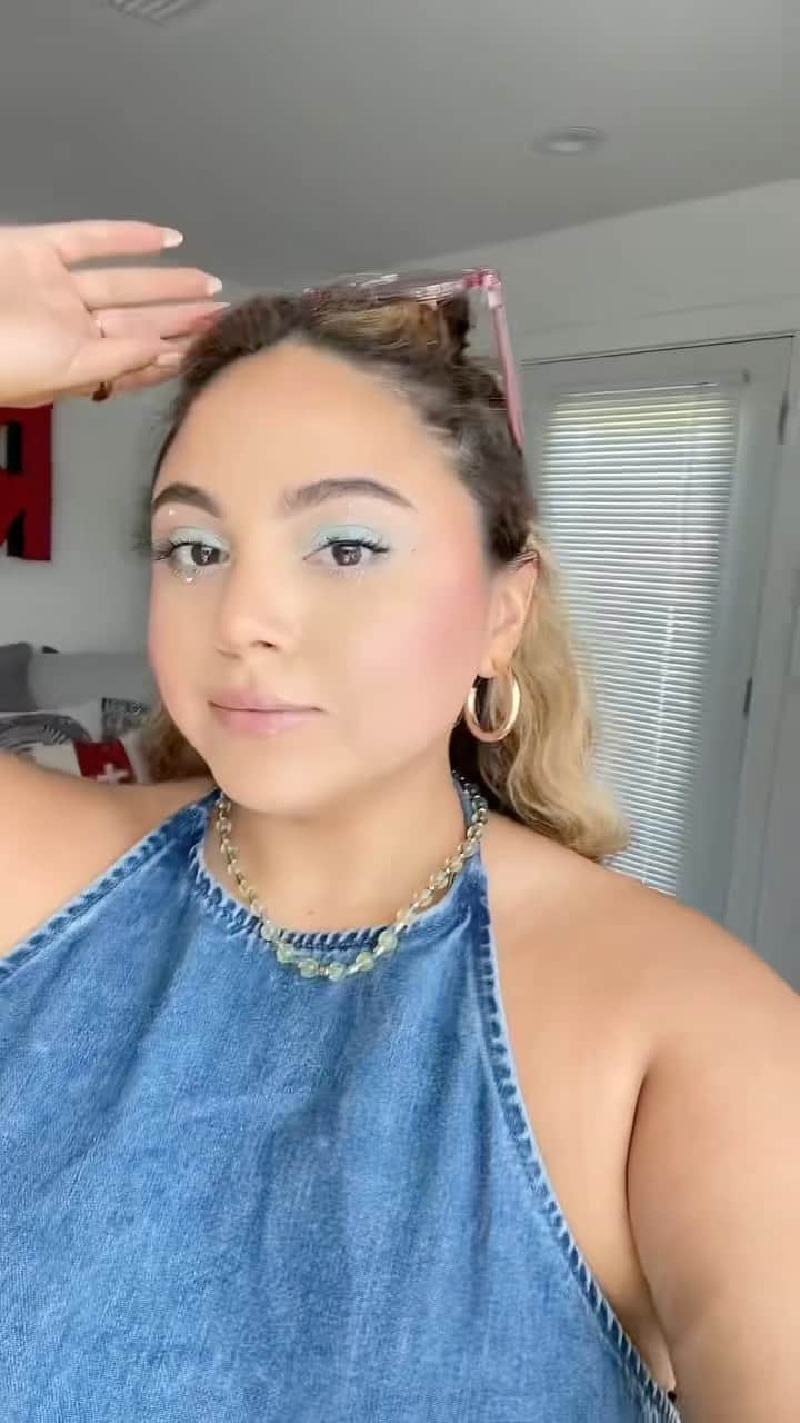 Revlonのインスタグラム：「Long, hot festival days call for longwear makeup & we’ve got you covered! 🏜️  📹: @liz_maldonado220」