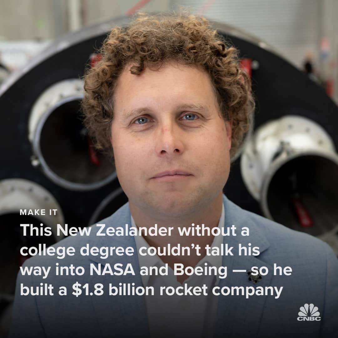 CNBCのインスタグラム：「In early 2006, Peter Beck took a “rocket pilgrimage” to the U.S.⁠ ⁠ The native New Zealander always dreamed of sending a rocket into space. By the time of his pilgrimage, he’d built a steam-powered rocket bicycle that traveled nearly 90 mph. He hoped his experiments were enough to convince NASA or companies like Boeing to hire him as an intern. Instead, he was escorted off the premises of multiple rocket labs.⁠ ⁠ On the flight back to New Zealand, he plotted his future startup, even drawing a logo on a napkin.⁠ ⁠ Today, Beck’s company, Rocket Lab, is a Long Beach, California-based public company with a market cap of $1.8 billion. It has completed more than 35 space launches, including a moon-bound NASA satellite last year.⁠ ⁠ See how Beck turned his disappointment into opportunity at the link in bio. (with @CNBCMakeIt)」