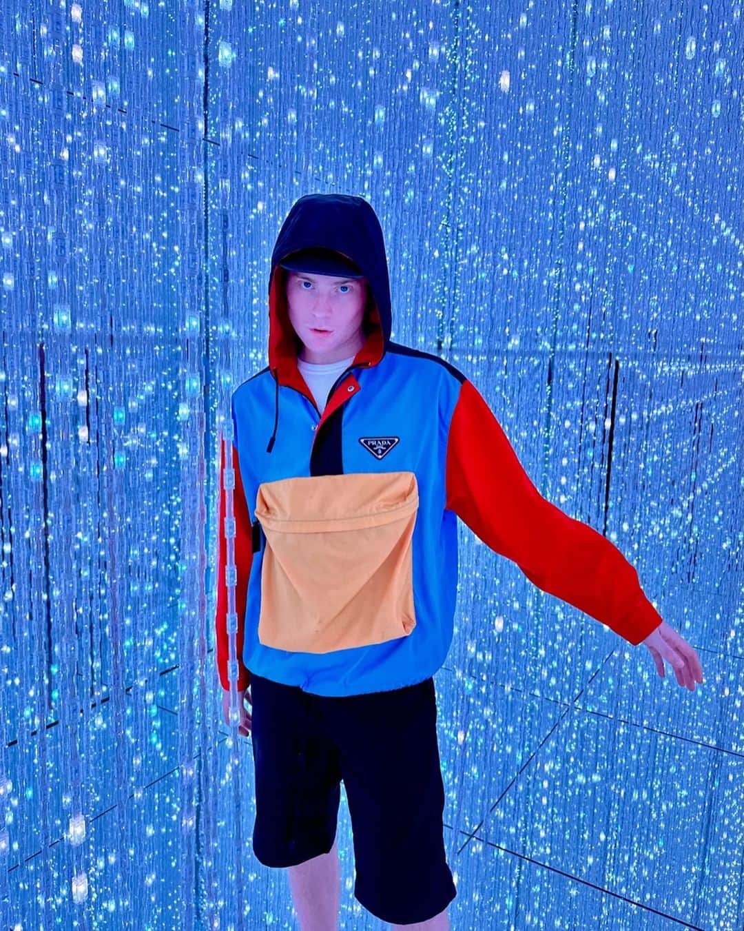 レオ・マンデラのインスタグラム：「✨took a trip to the future ✨」