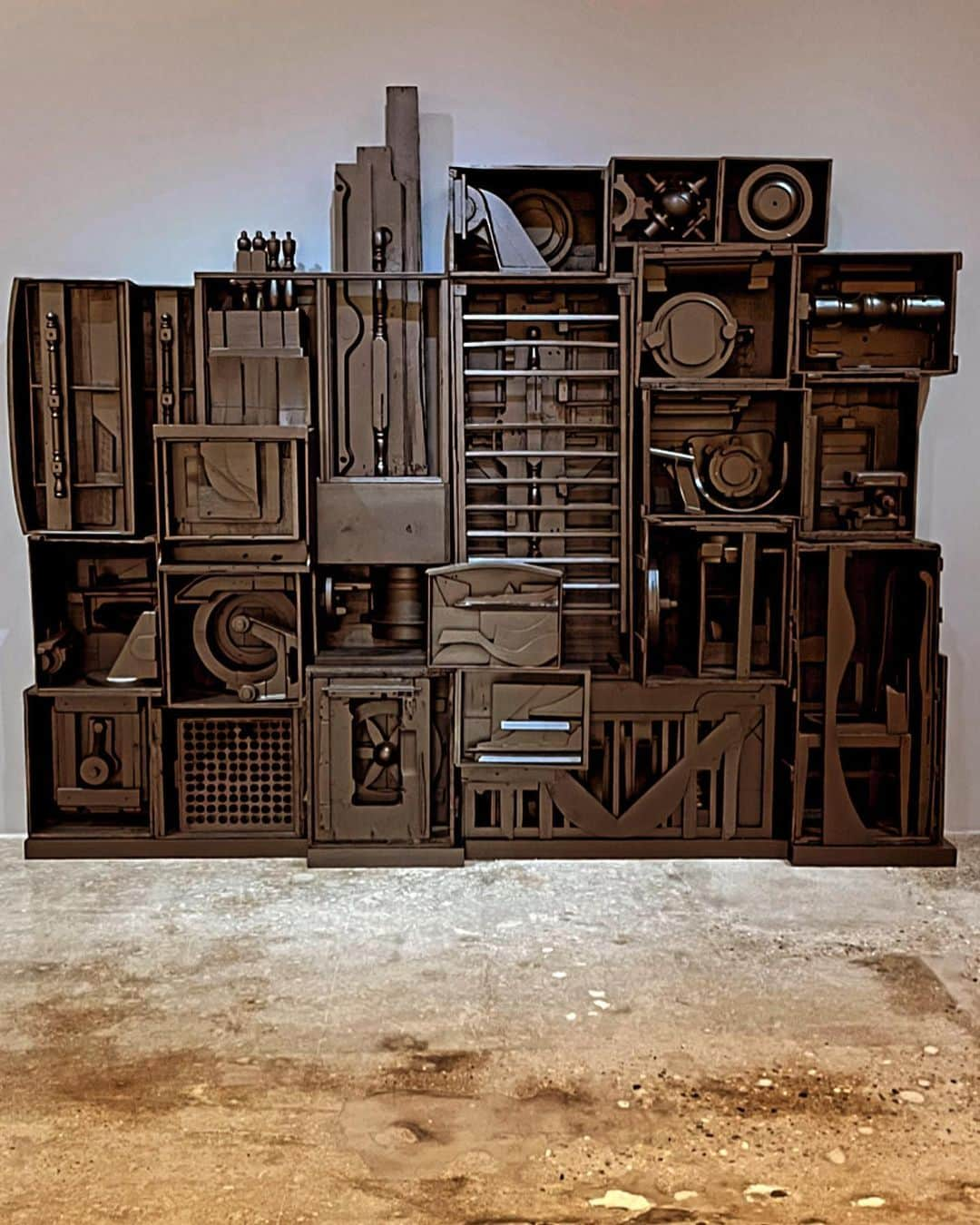 ジェイ・ハガリーのインスタグラム：「The Louise Nevelson show at Pace Gallery is incredible. The found object, monochromatic pieces feel  threatening and weird and foreboding and like the insides of some kind of wild murderous machine. She’s a crazy genius. I love her so much. #louisenevelson #pace #sculpture」