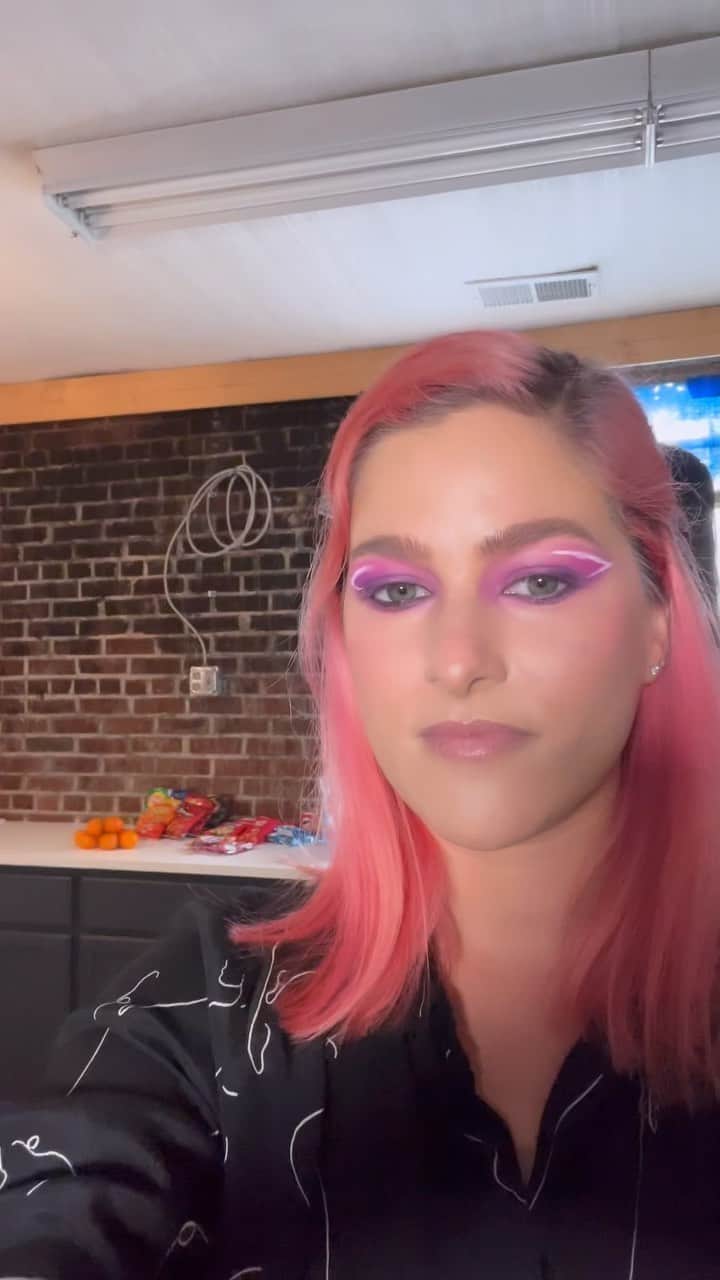 キャサディー・ポープのインスタグラム：「Quite possibly my favorite bts video from this whole shoot. Who else reflexively screams when someone else does? 🙋‍♀️」