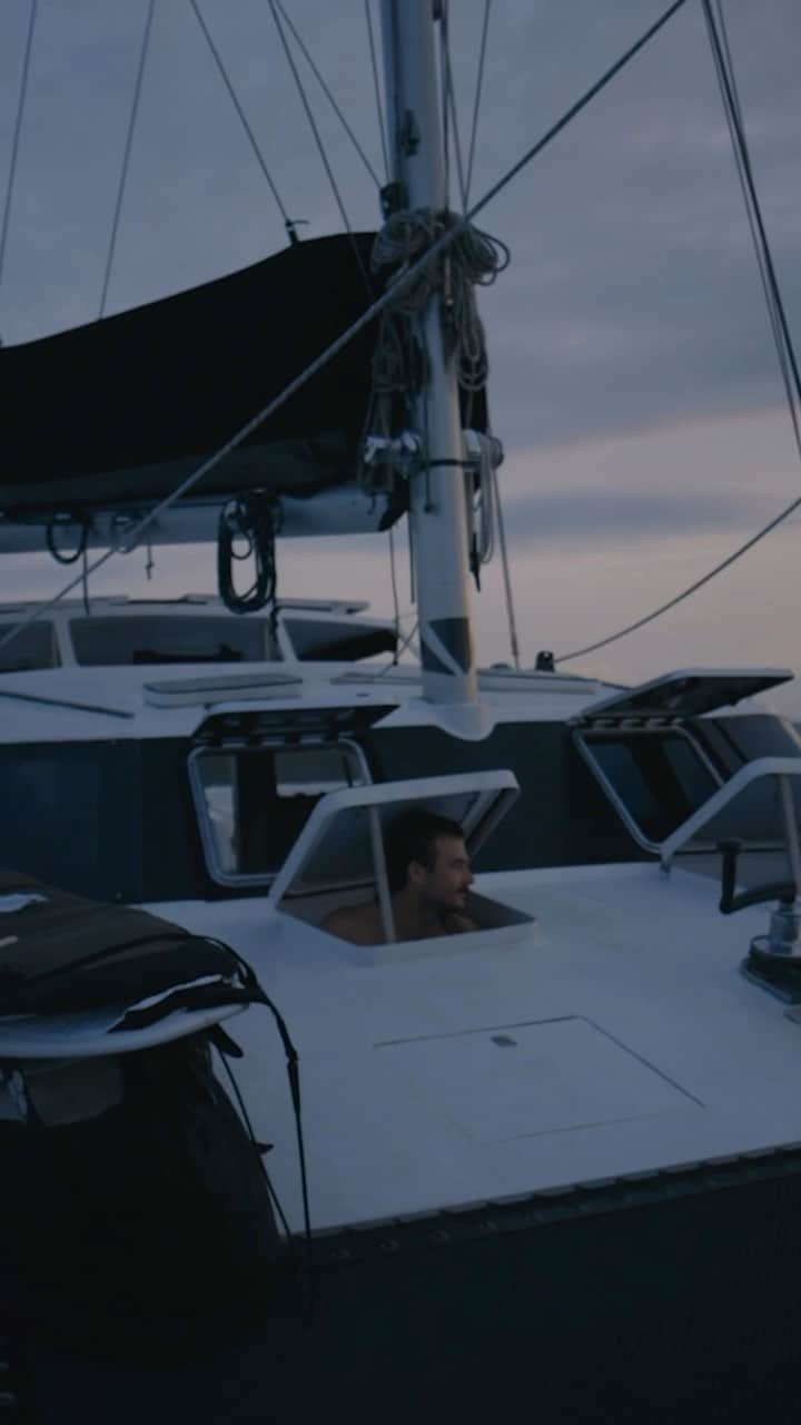 クイックシルバーのインスタグラム：「Waking up on a boat in the Ments and having no idea where you are: @mikeywright69 and @wadeecarroll explain.   Watch ‘Time’ over at the link in our bio」