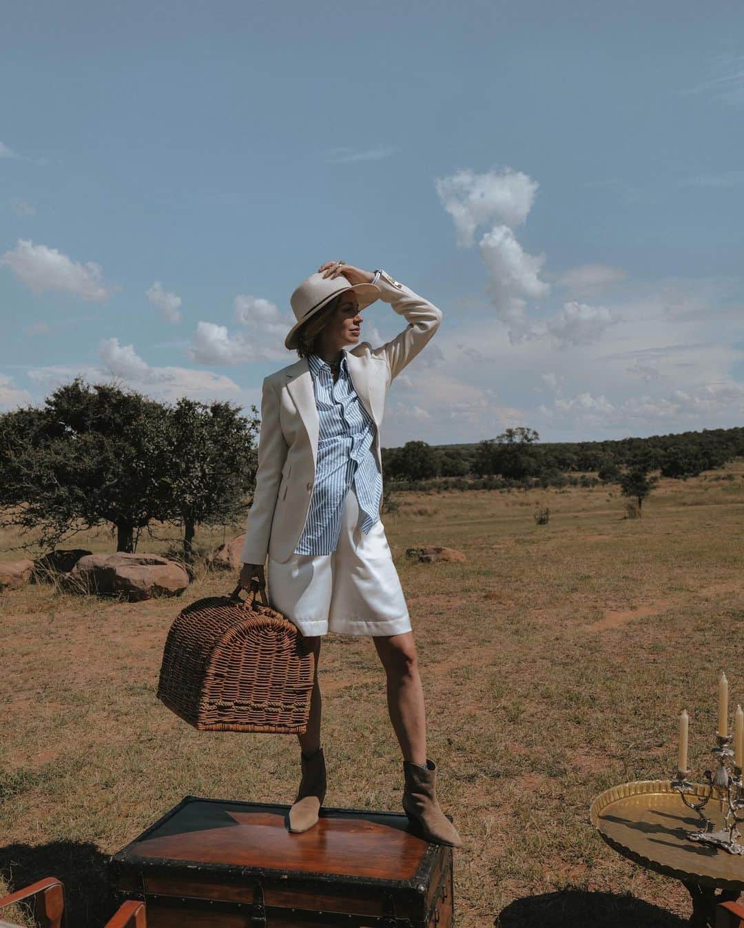 Nataly Osmannのインスタグラム：「Live your life by a compass, not a clock. Our African trip😍 total @ralphlauren look . Наши поездки каждый раз затмевают наши предыдущие, и мне нравится эта тенденция ) в этот раз  изучаю Южную Африку мы на несколько дней построили под нас и нашу команду настоящий сафари Лагерь. 😍 на фото часть нашего  пикника.」