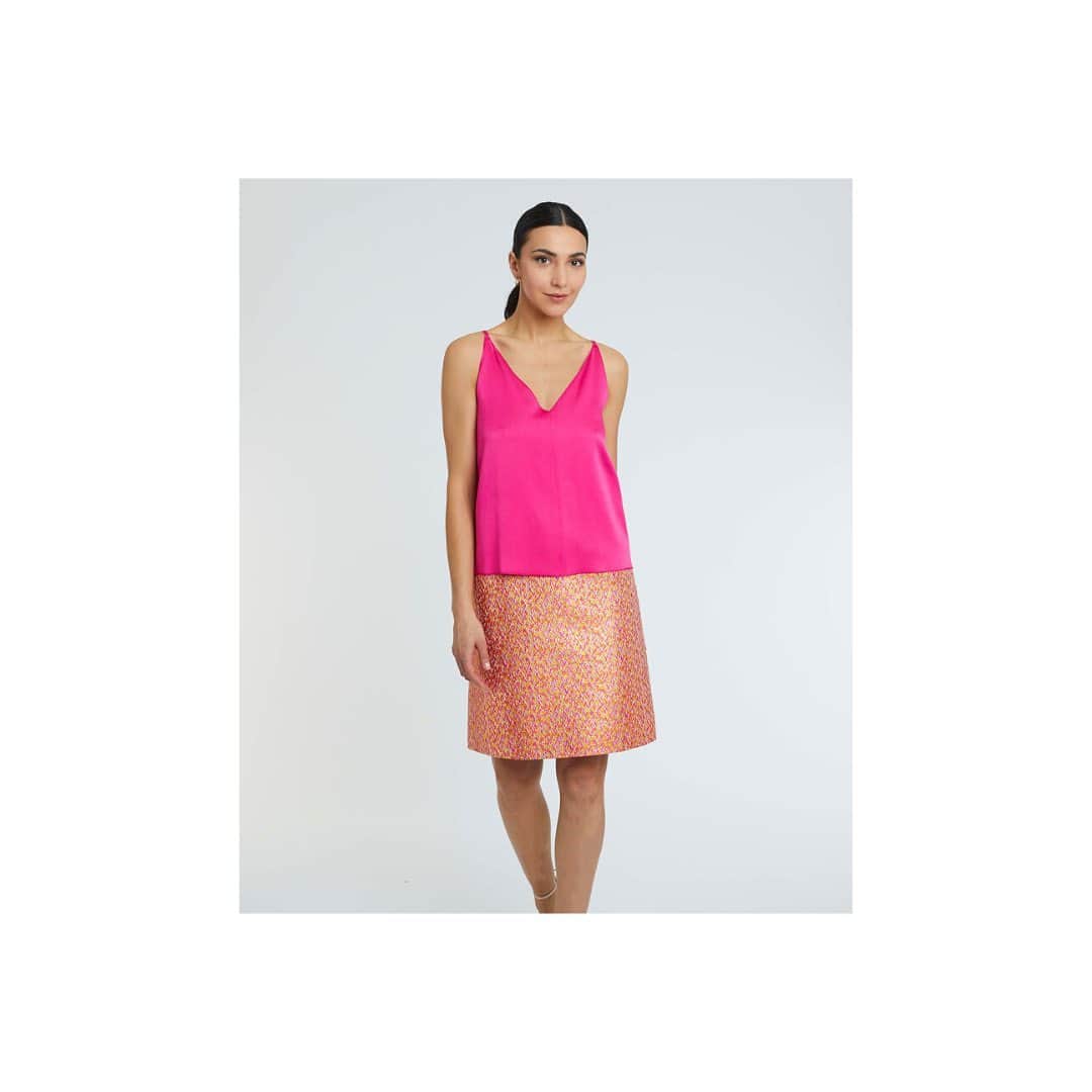 のインスタグラム：「Le débardeur en crêpe envers satin rose shocking signé Paule Ka est un choix élégant et audacieux pour une tenue de cérémonie. - Paule Ka's shocking pink satin-back crepe tank top is a bold and elegant choice for formal wear.」