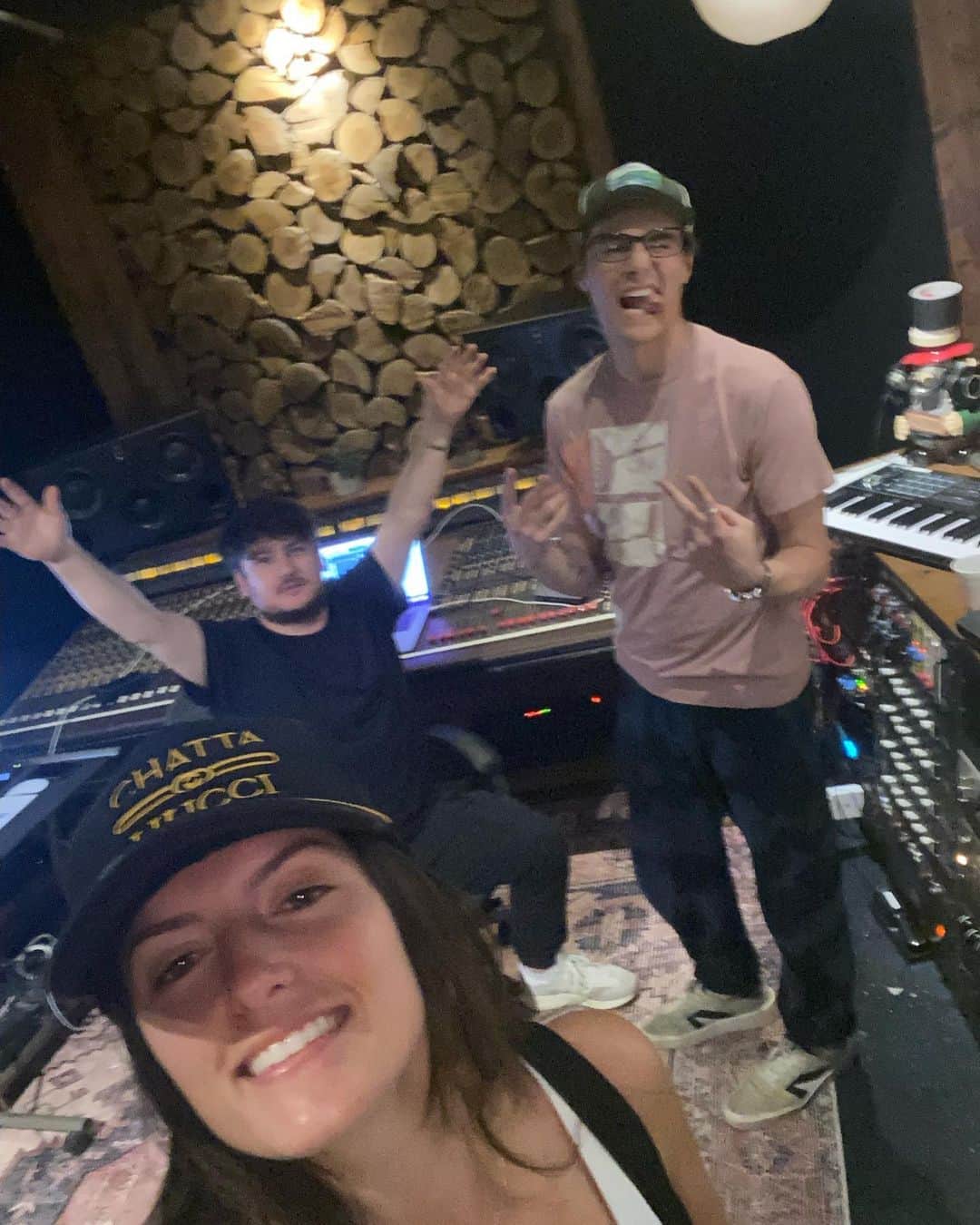 のインスタグラム：「Nashville photo dump. The album’s sound is really starting to come together, I’m so stoked about it. And yeah, I love my job.」