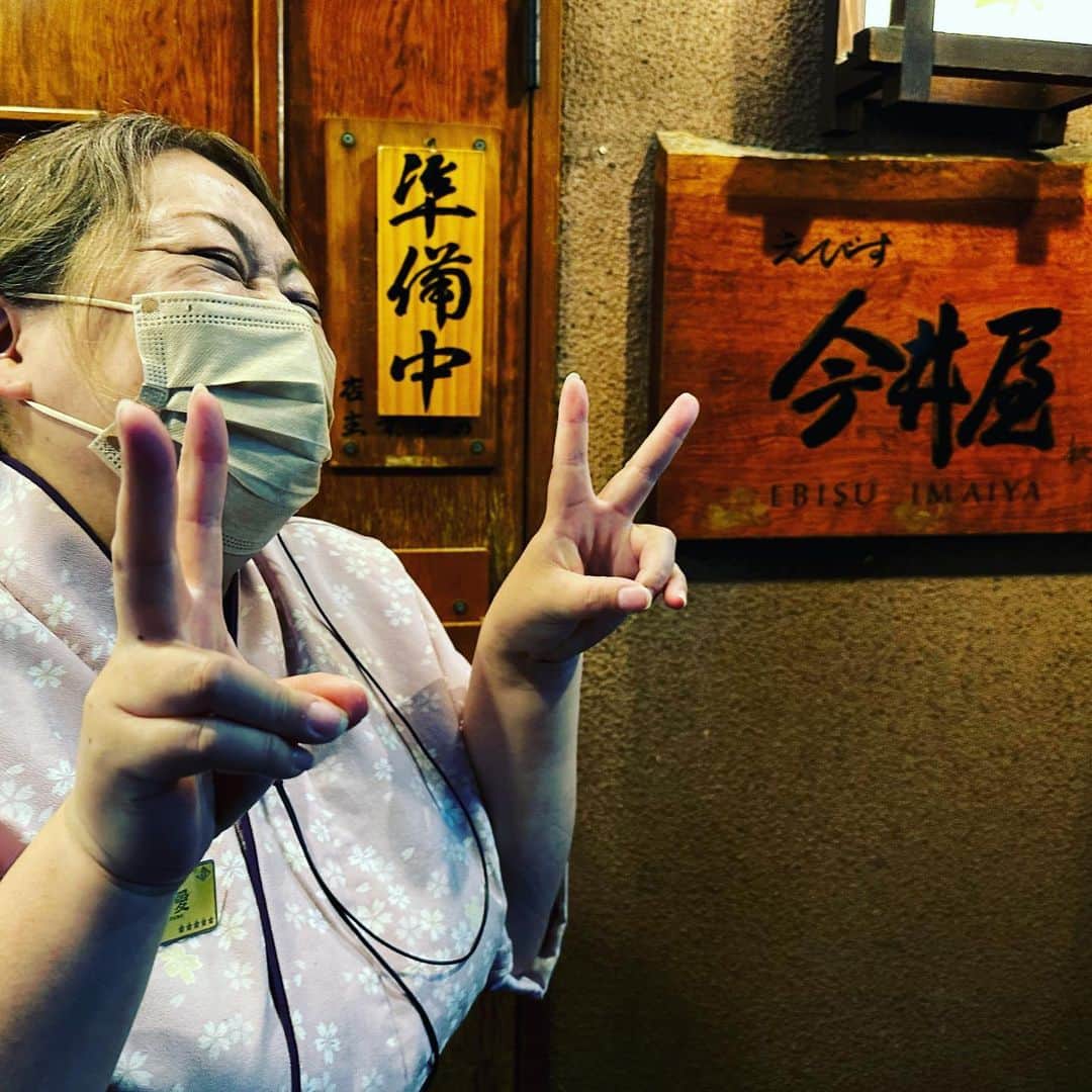マッコイ斉藤のインスタグラム：「恵比寿今井屋本店の愛ちゃんです。ずーっと笑ってます！ #焼き鳥うまい  #愛ちゃんは青森の人 #何時もよくして頂き」