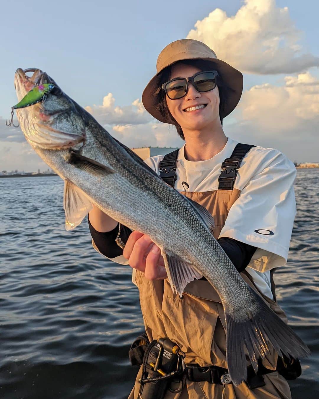 外山将平のインスタグラム：「ナレージ65で　　　　　　　　　　　　　　　　　　　　 デイゲームの壁打ち🐟　　　　　　　　　　　　　　　　 　　　　　　　　　　　　　　　　 薄着でも心地よい季節になりましたね！　　　　　　　　　　　　　　　　　　　　　　 　　　　　　　　　　　　　　　　　　　　　　　　　 　　　　　　　　　　　　　　　　　　　　　　　　　　 #BlueBlue #アングラーズマイスター　　　　　　　　　　　　　　　　　　　　　　　　　　　　　　　 #TOKYO　　　　　　　　　　　　　　　　　　 #STUDIOOCEANMARK #ナレージ65　　　　　　　　　　　　　　　　　　　　　　　　　 #oakley　　　　　 　　　　　　　　　　　　　　　　　　　 　　　　　　　　　　　　　　　　　　　　　　　　　 　　　　　　　　　　　　　　　　　　　　　  ◆釣りにかかわらず､出たゴミは持ち帰りましょう！ 一人一人の意識で自然は守れます。 釣り場､自然を大切に🐟　　　　　　　　　　　　　　　　  ◆キャスト時は必ず後方確認をして ルアーや針が歩行者､同行者に当たらないようにしましょう。　　　　 　　　　　　　　　　　　　　　　　　　　　　　　　　　　　　 ◆釣り際はライフジャケット着用をお願い致します。　　　　　　　 命を守りましょう！　　　　　　　　　　　　 　　　　　　　　　　　　　　　　　　　　　 ◆YouTube⇩(始めました！チャンネル登録お願いします😊) https://youtube.com/channel/UC07x3DbJCNv_gAFvAjaWQMQ　　　　　　　 　　　　　　　　　　　　　　　　　　　　　  ◆アングラーズ↓🎣 将平(syohei) https://anglers.jp/users/530231 こちらもチェックお願い致します🐟　　　　　　　  ◆Twitter↓ https://mobile.twitter.com/syohei_1108 こちらもフォロー宜しくお願い致します！🙇‍♂　　　　　 　　　　　　　　　　　　　　　　　　　　　　　　　　　　　　　　　　　　　　　　　　　　　　　 　　　　　 　　　　　　　　　　　　　　　　　　　　 　　　　　　　　　　　　　　　　　　　　　　　　　　　　 #今日の外山 #俳優 #外山将平  #釣り好きな人と繋がりたい #釣りスタグラム #シーバス #東京湾奥 #釣りの成長記録 #釣りで人生を豊かに  #fishing #lurefishing #lure #bass #catchandrelease #fish #fishinglife #bigfish #lunker #angling #instafish  #bassfishing #seabass」