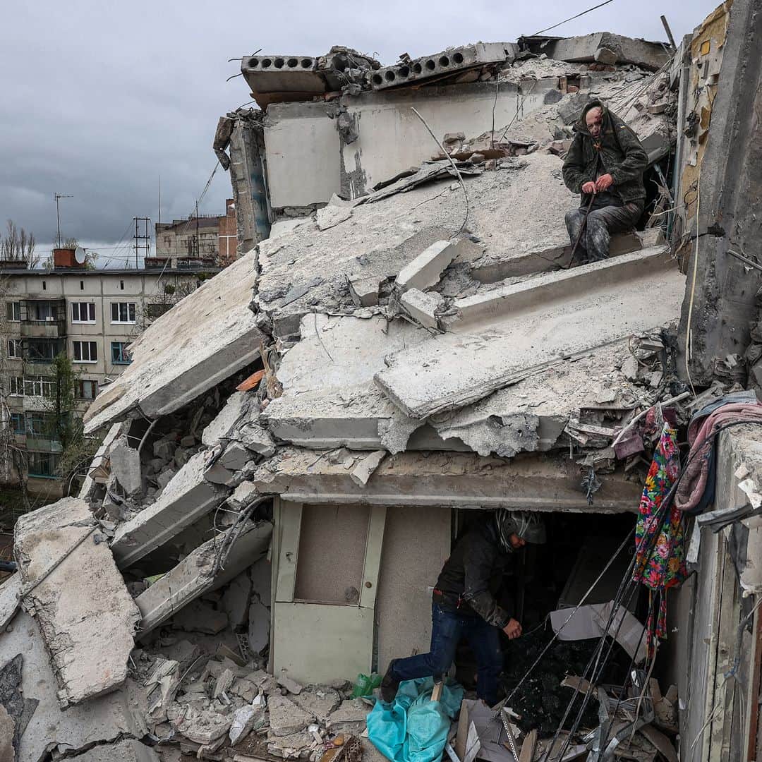 AFP通信さんのインスタグラム写真 - (AFP通信Instagram)「AFP Photo 📷 @stepanovanatolii - Emergency workers rescue an injured elderly man from a partially destroyed residential building after a shelling in Sloviansk, on April 14, 2023, amid the Russian invasion of Ukraine. Russian shelling of a residential building in the eastern Ukrainian city of Sloviansk killed eight people including a toddler, the governor of the Donetsk region said on Friday.」4月17日 3時04分 - afpphoto