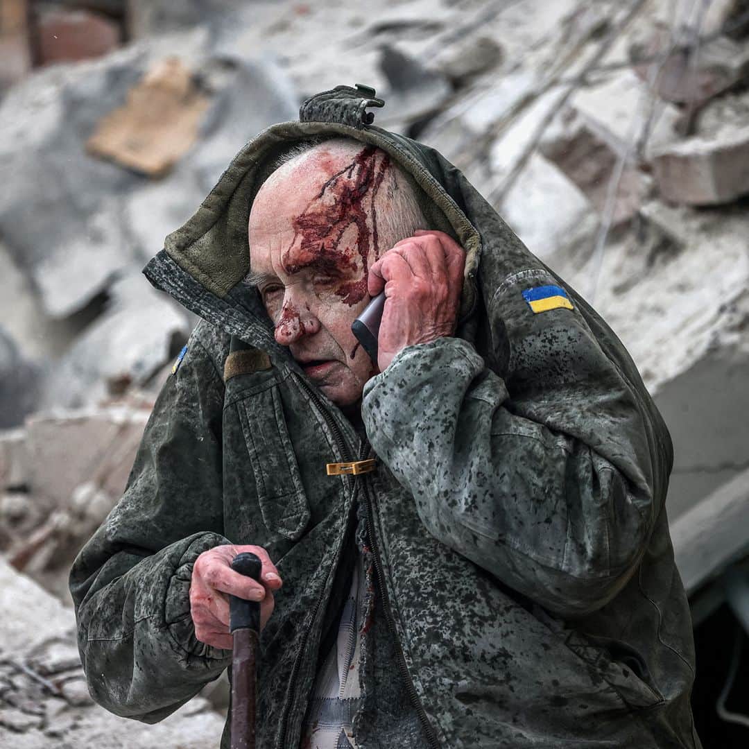 AFP通信さんのインスタグラム写真 - (AFP通信Instagram)「AFP Photo 📷 @stepanovanatolii - Emergency workers rescue an injured elderly man from a partially destroyed residential building after a shelling in Sloviansk, on April 14, 2023, amid the Russian invasion of Ukraine. Russian shelling of a residential building in the eastern Ukrainian city of Sloviansk killed eight people including a toddler, the governor of the Donetsk region said on Friday.」4月17日 3時04分 - afpphoto