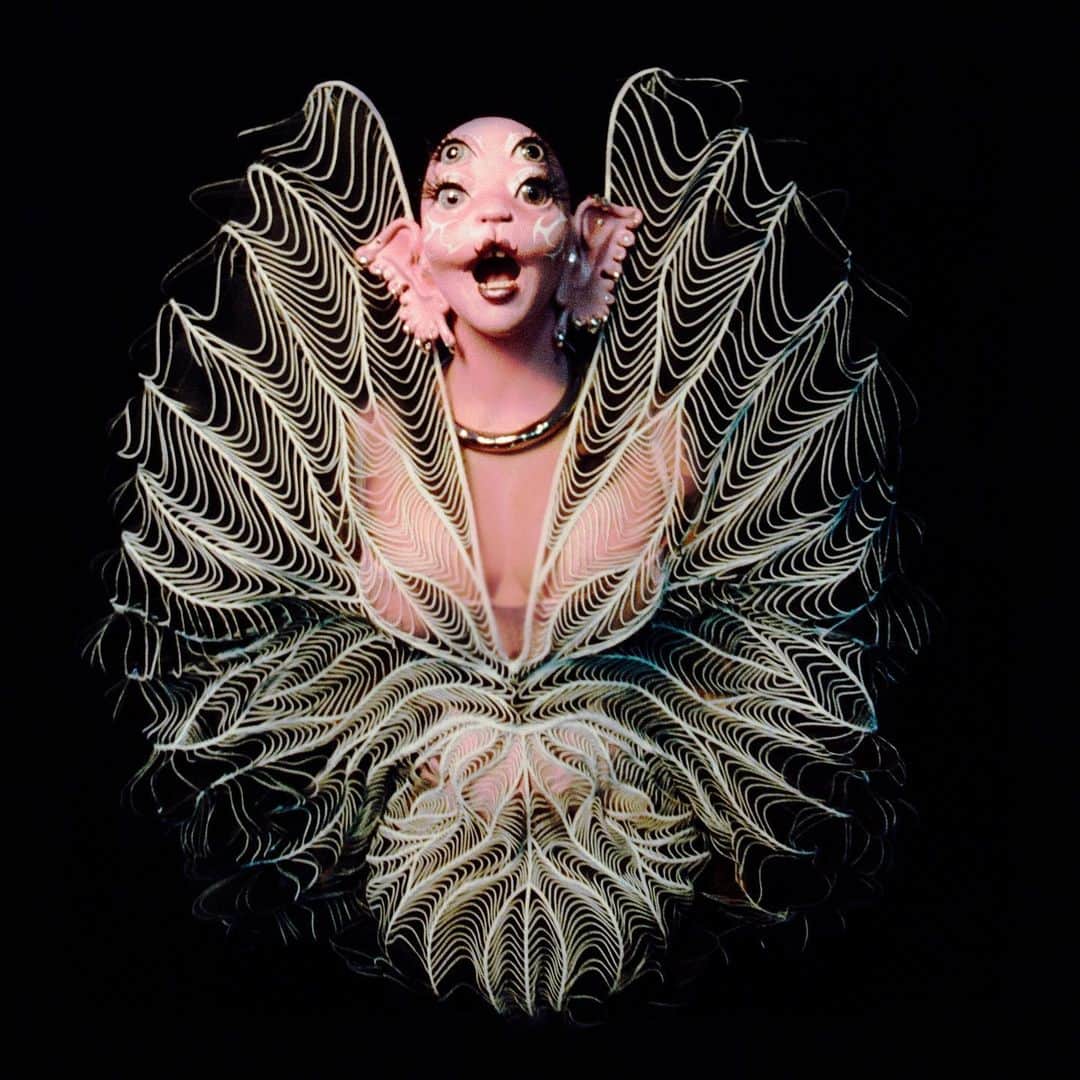メラニー・マルティネスのインスタグラム：「spinning all your silk and moving all of your 𝔢𝔦𝔤𝔥𝔱 𝔩𝔢𝔤𝔰 to build a web that’ll spread through the world」
