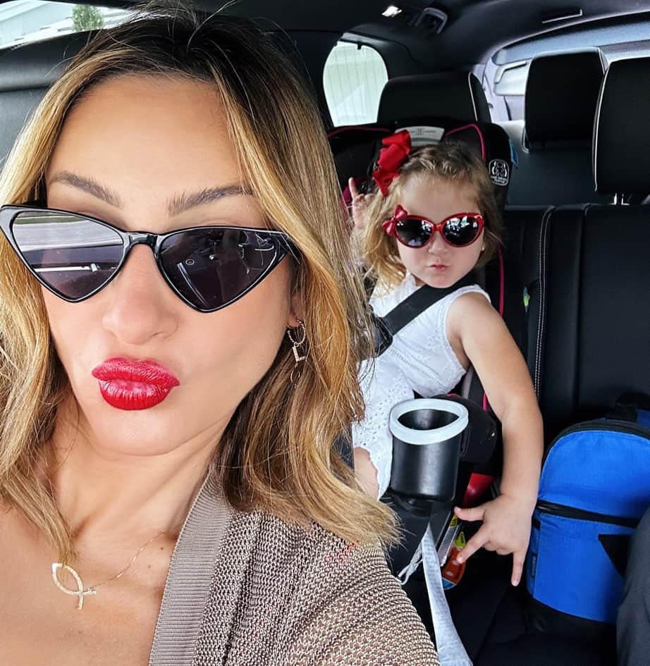 Claudia Leitteのインスタグラム：「Indo- de galera- abraçar o domingo!   Os. Eu tentei copiar a pose dela. N acredito nisso desse, meu Jesus! 😂」