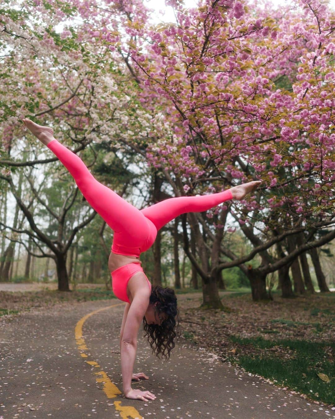 ALO Yogaさんのインスタグラム写真 - (ALO YogaInstagram)「Sunday to-do: Get outdoors + move your body ✔️💗  @hollybentley_yoga balances in the electrifying new Fluorescent Pink Coral ⚡️」4月17日 3時00分 - aloyoga