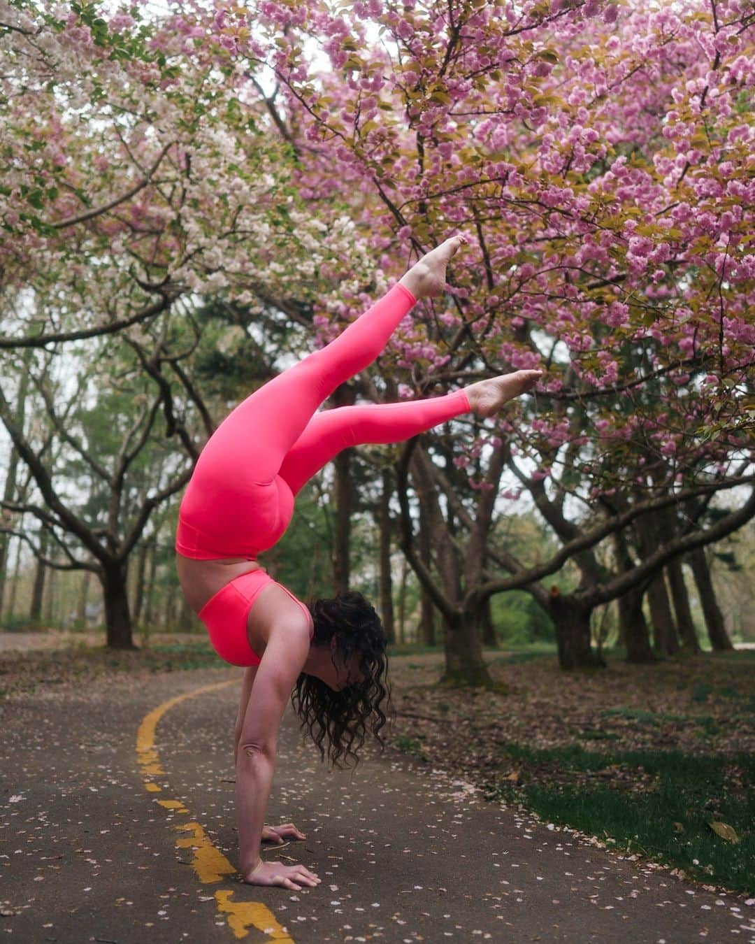 ALO Yogaさんのインスタグラム写真 - (ALO YogaInstagram)「Sunday to-do: Get outdoors + move your body ✔️💗  @hollybentley_yoga balances in the electrifying new Fluorescent Pink Coral ⚡️」4月17日 3時00分 - aloyoga