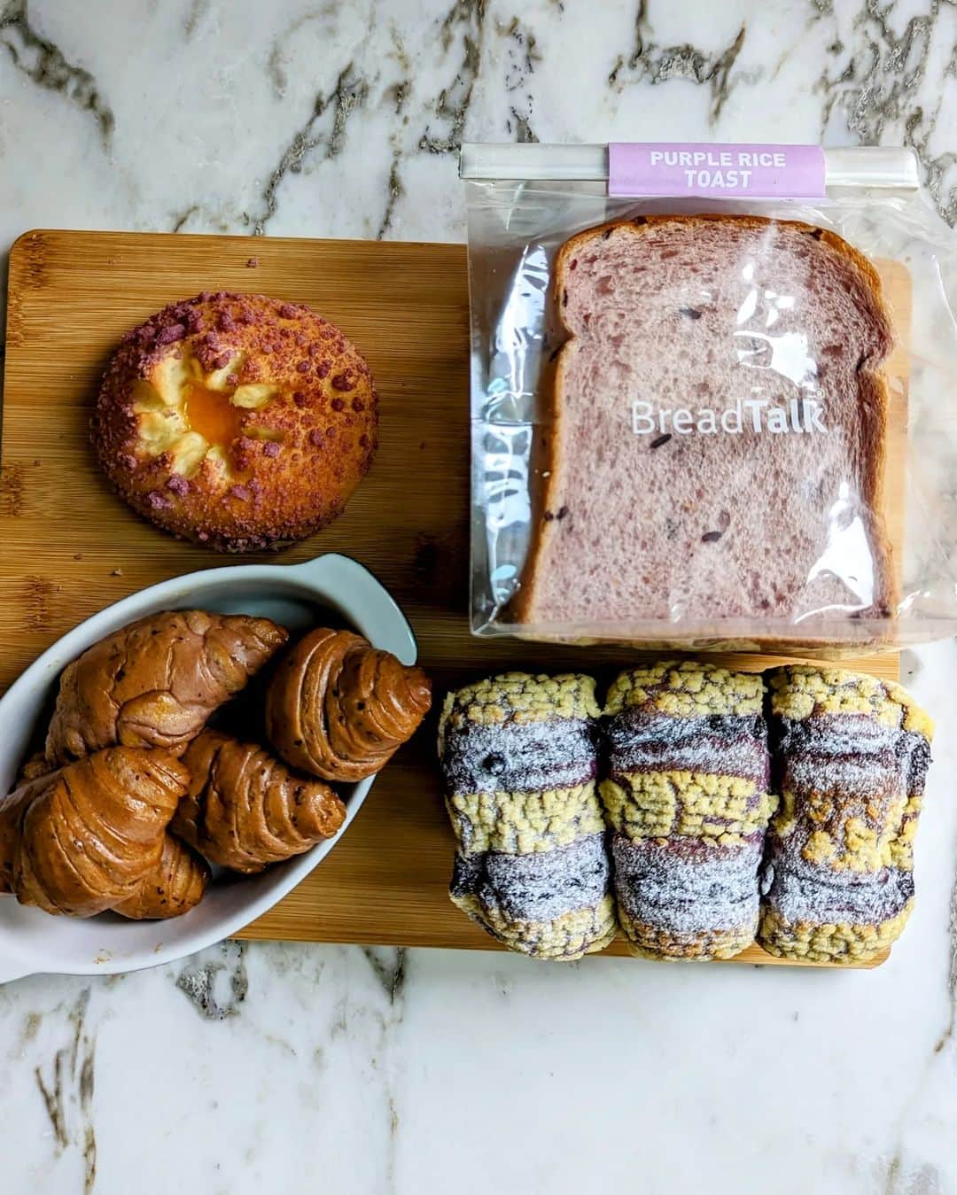 Li Tian の雑貨屋さんのインスタグラム写真 - (Li Tian の雑貨屋Instagram)「Celebrate Mother's Day with @breadtalksg latest line up of breads and cakes that revolve around purple ingredients like yam, blueberry and purple rice. 💜 We love Yammy Lava bun which has a tantalizing salted egg yolk sauce above the sweet yam. Just be careful when u bite into it as the lava flows super fast.   From now to 28 April 2023 -Enjoy 15% off Only Yam and Graceful Lychee whole cakes -Only Yam and Graceful Lychee sliced cakes can be purchased at 2 for $13.50 (U.P. $15.80)  #breadtalk #mothersday #sgfood #sgbread #sgcakes」4月17日 13時52分 - dairyandcream