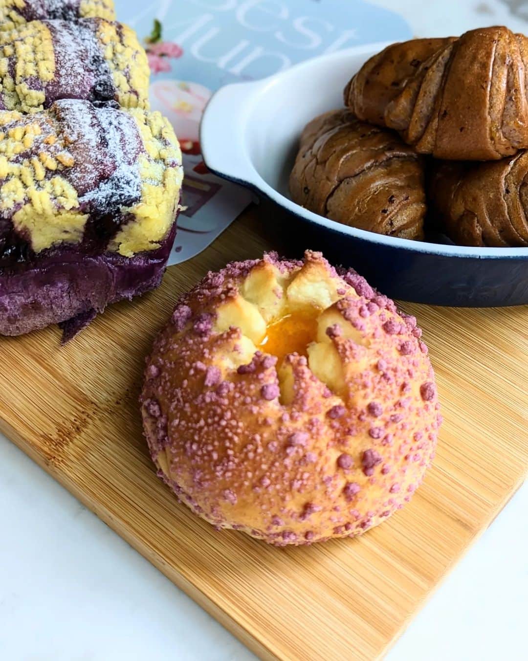 Li Tian の雑貨屋さんのインスタグラム写真 - (Li Tian の雑貨屋Instagram)「Celebrate Mother's Day with @breadtalksg latest line up of breads and cakes that revolve around purple ingredients like yam, blueberry and purple rice. 💜 We love Yammy Lava bun which has a tantalizing salted egg yolk sauce above the sweet yam. Just be careful when u bite into it as the lava flows super fast.   From now to 28 April 2023 -Enjoy 15% off Only Yam and Graceful Lychee whole cakes -Only Yam and Graceful Lychee sliced cakes can be purchased at 2 for $13.50 (U.P. $15.80)  #breadtalk #mothersday #sgfood #sgbread #sgcakes」4月17日 13時52分 - dairyandcream