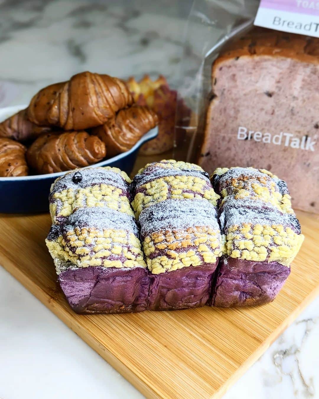 Li Tian の雑貨屋のインスタグラム：「Celebrate Mother's Day with @breadtalksg latest line up of breads and cakes that revolve around purple ingredients like yam, blueberry and purple rice. 💜 We love Yammy Lava bun which has a tantalizing salted egg yolk sauce above the sweet yam. Just be careful when u bite into it as the lava flows super fast.   From now to 28 April 2023 -Enjoy 15% off Only Yam and Graceful Lychee whole cakes -Only Yam and Graceful Lychee sliced cakes can be purchased at 2 for $13.50 (U.P. $15.80)  #breadtalk #mothersday #sgfood #sgbread #sgcakes」