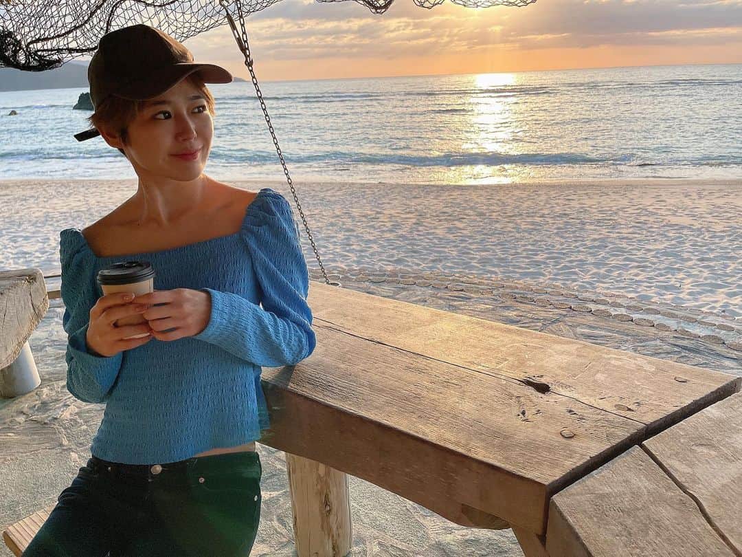 小日向えりのインスタグラム：「夫の誕生日は、私が過去に旅したことがあって、夫と一緒に行きたいところに行くシリーズが続いてる。  去年は信州上田。 今年は奄美大島！  5年ぶりの奄美大島と加計呂麻島。 大自然と夕陽に癒されました。」