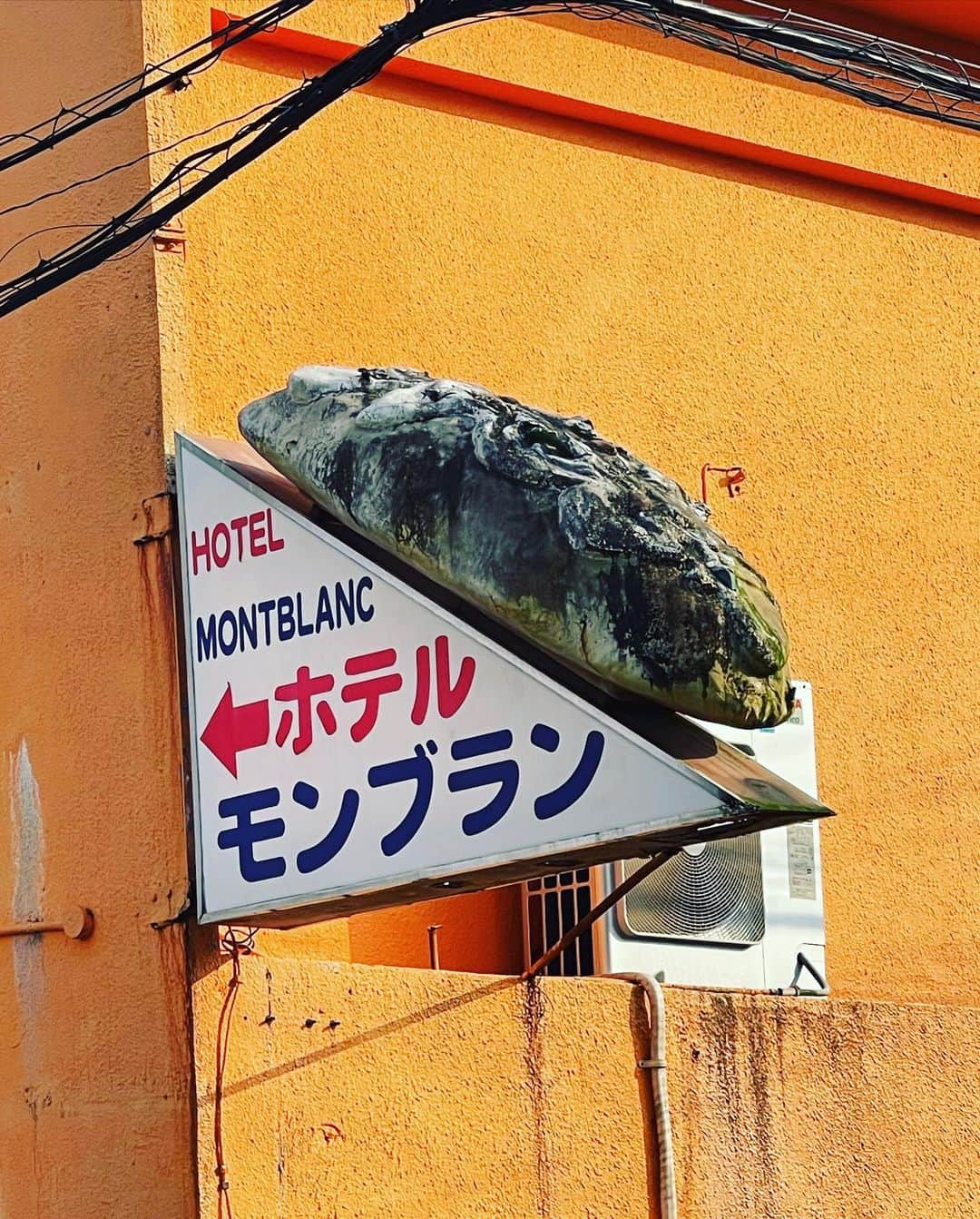 シモダ テツヤさんのインスタグラム写真 - (シモダ テツヤInstagram)「先日沖縄のコザストリートで見かけたこのオブジェ、一体何をモチーフにしてるのか未だに気になってる。牡蠣？」4月17日 12時34分 - shimoda