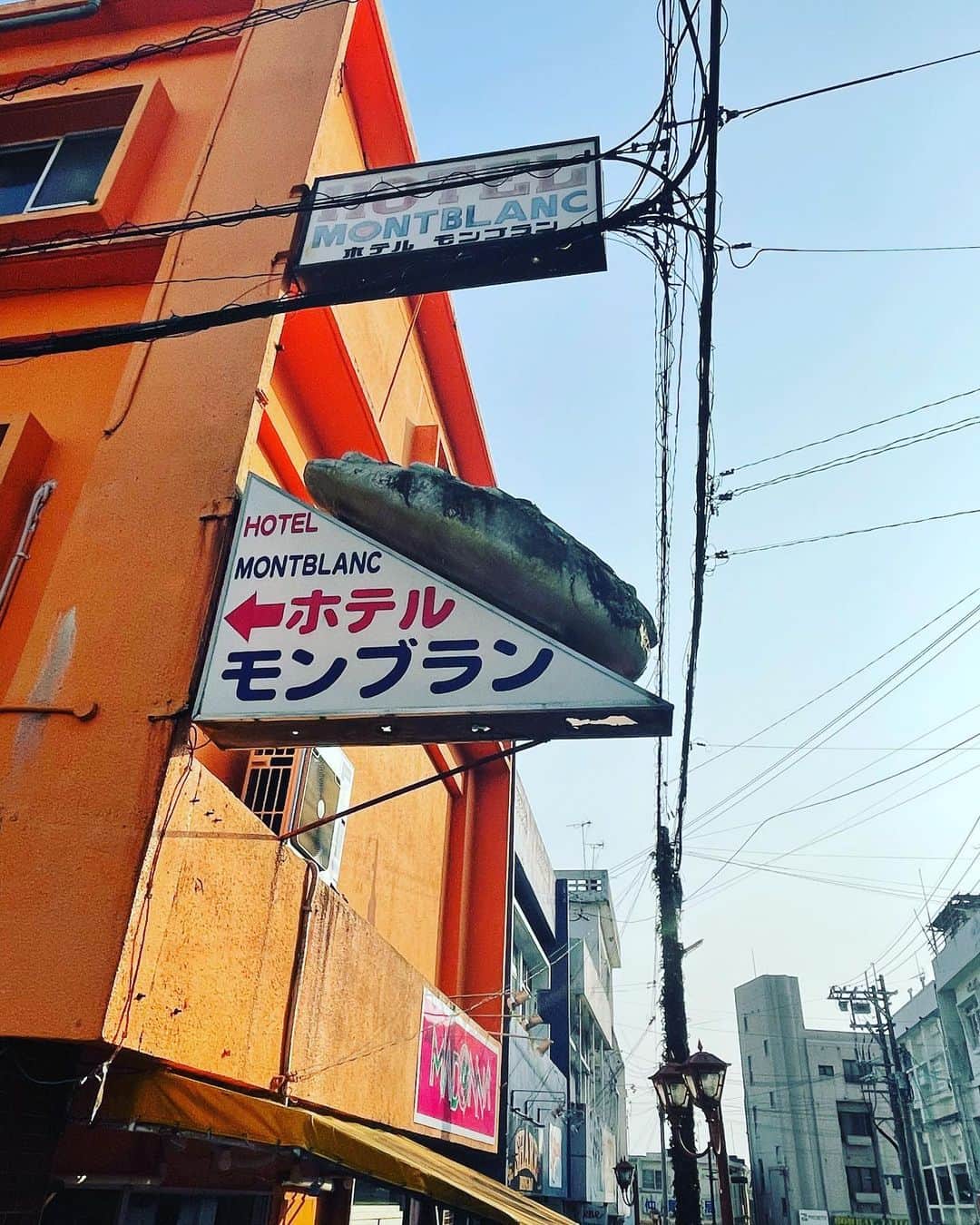 シモダ テツヤのインスタグラム：「先日沖縄のコザストリートで見かけたこのオブジェ、一体何をモチーフにしてるのか未だに気になってる。牡蠣？」